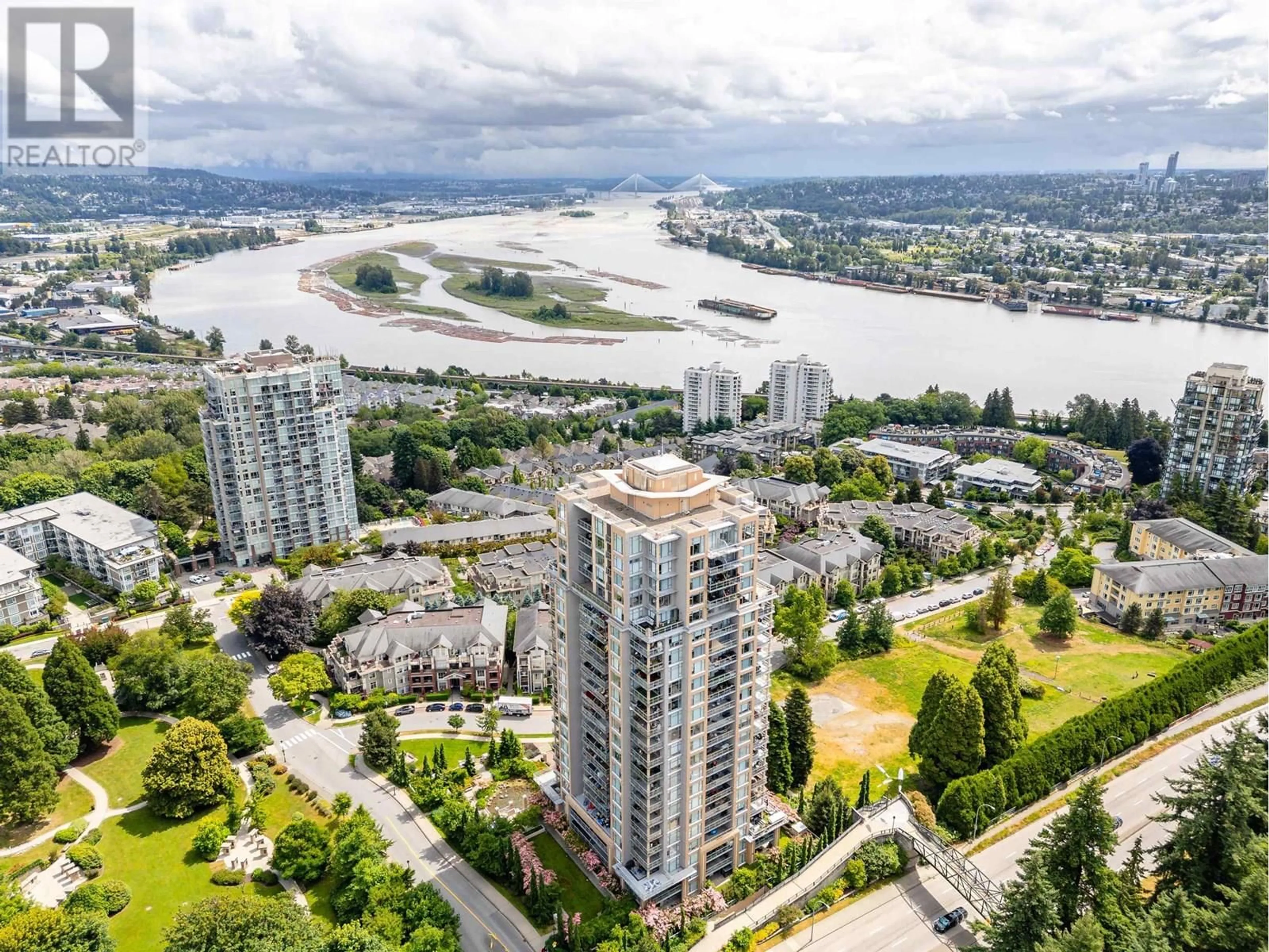 A pic from outside/outdoor area/front of a property/back of a property/a pic from drone, water/lake/river/ocean view for 2604 - 280 ROSS DRIVE, New Westminster British Columbia V3L0C2