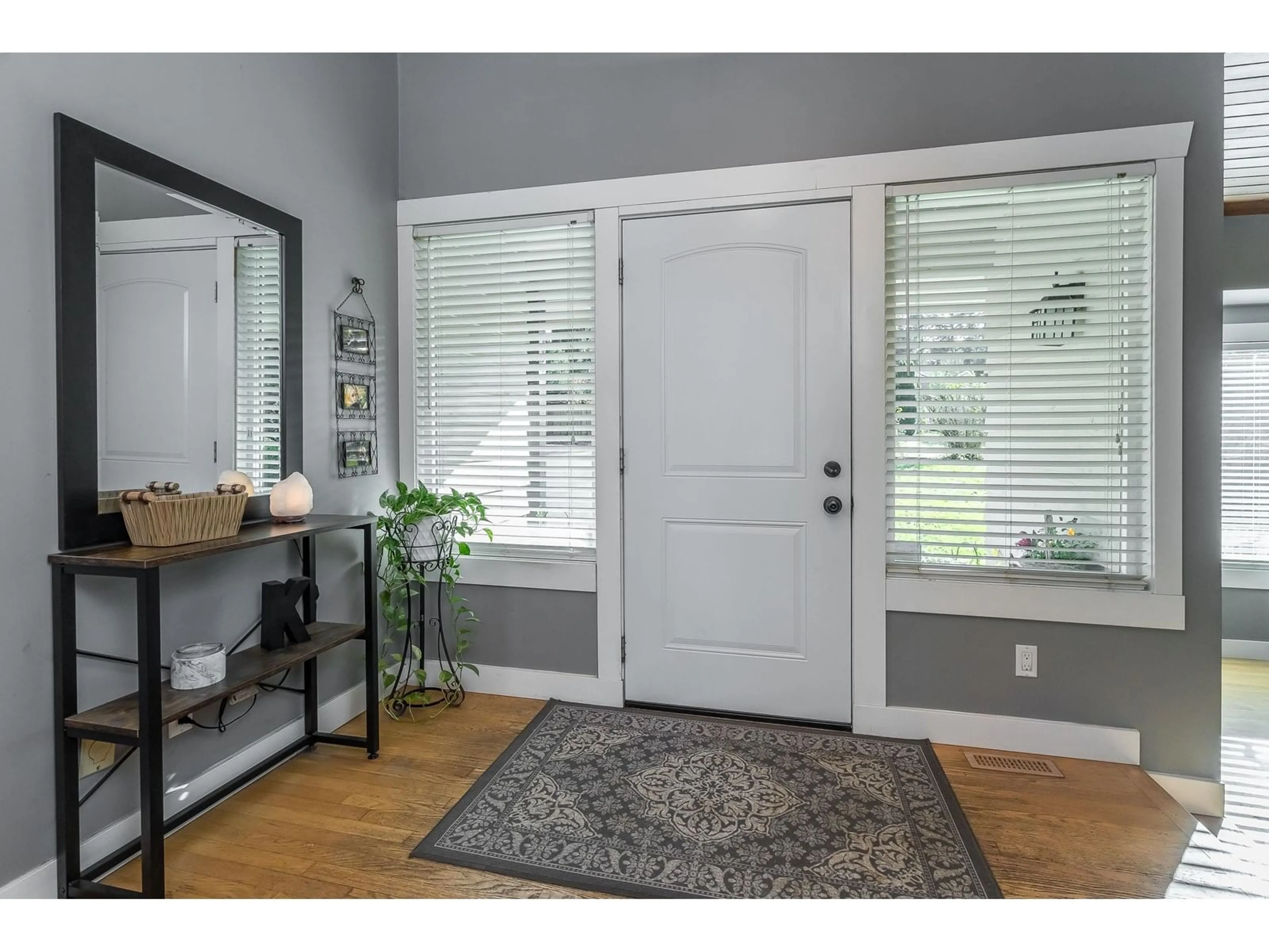 Indoor entryway for 23913 58A, Langley British Columbia V2Z1A5