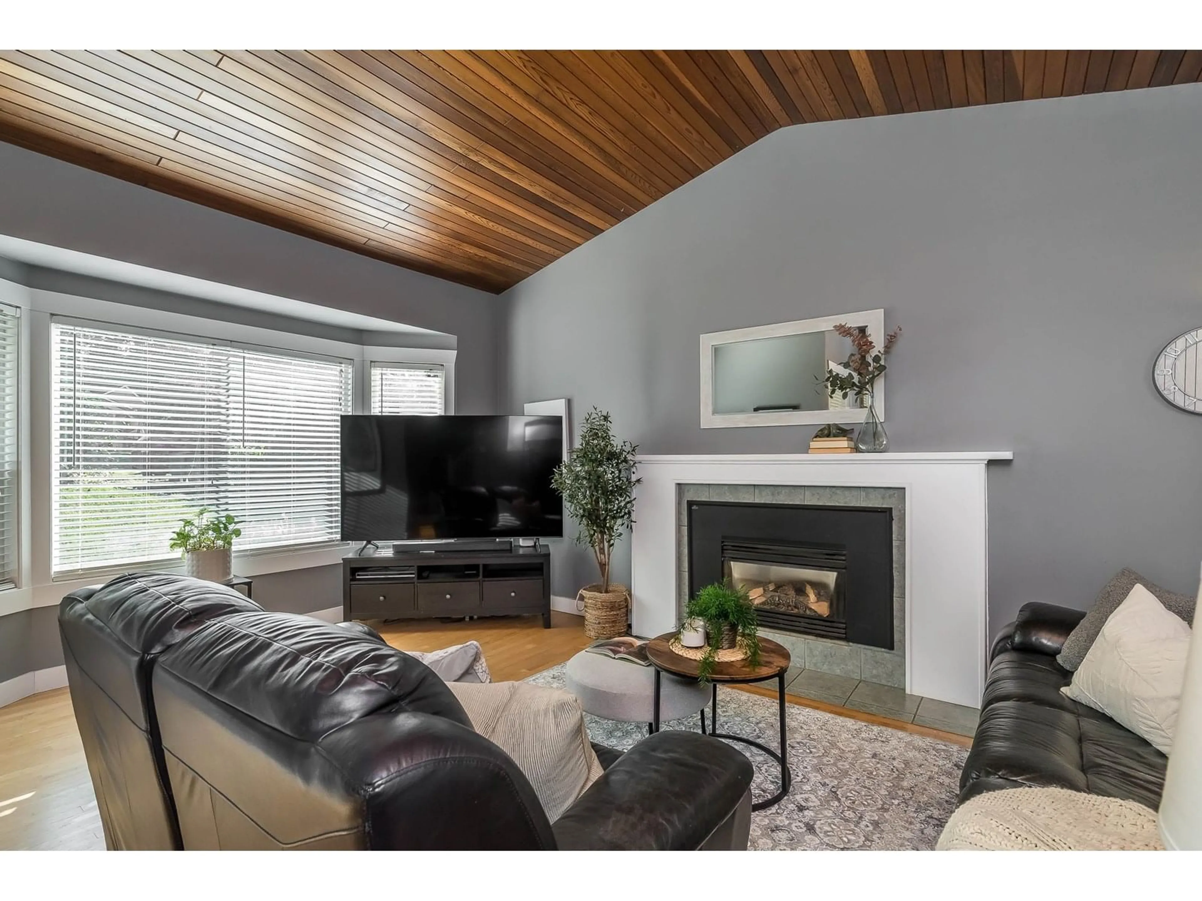 Living room with furniture, wood/laminate floor for 23913 58A, Langley British Columbia V2Z1A5