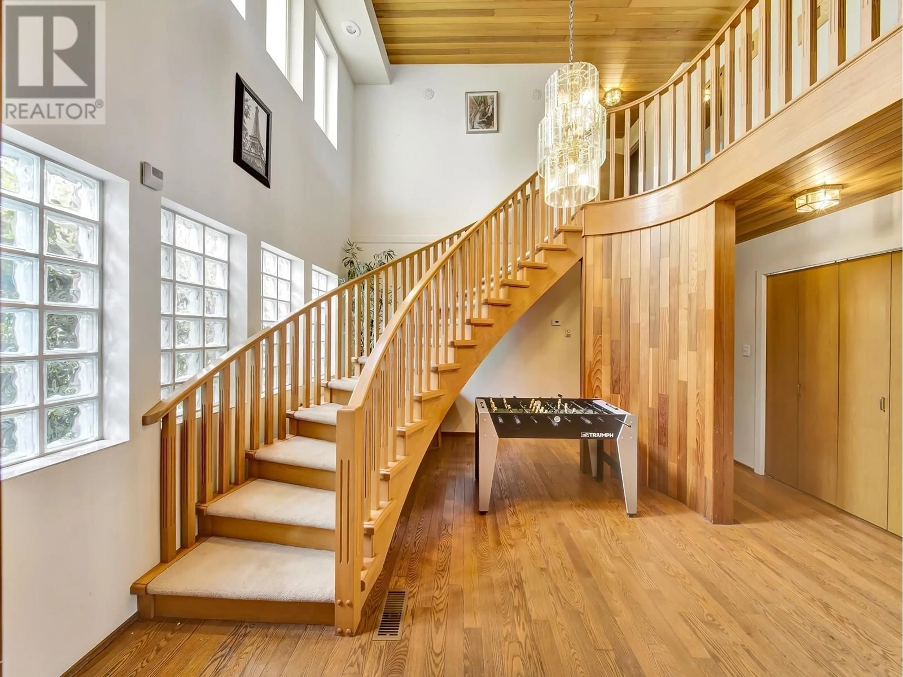 Indoor foyer for 1564 THOMPSON ROAD, Gibsons British Columbia V0N1V6