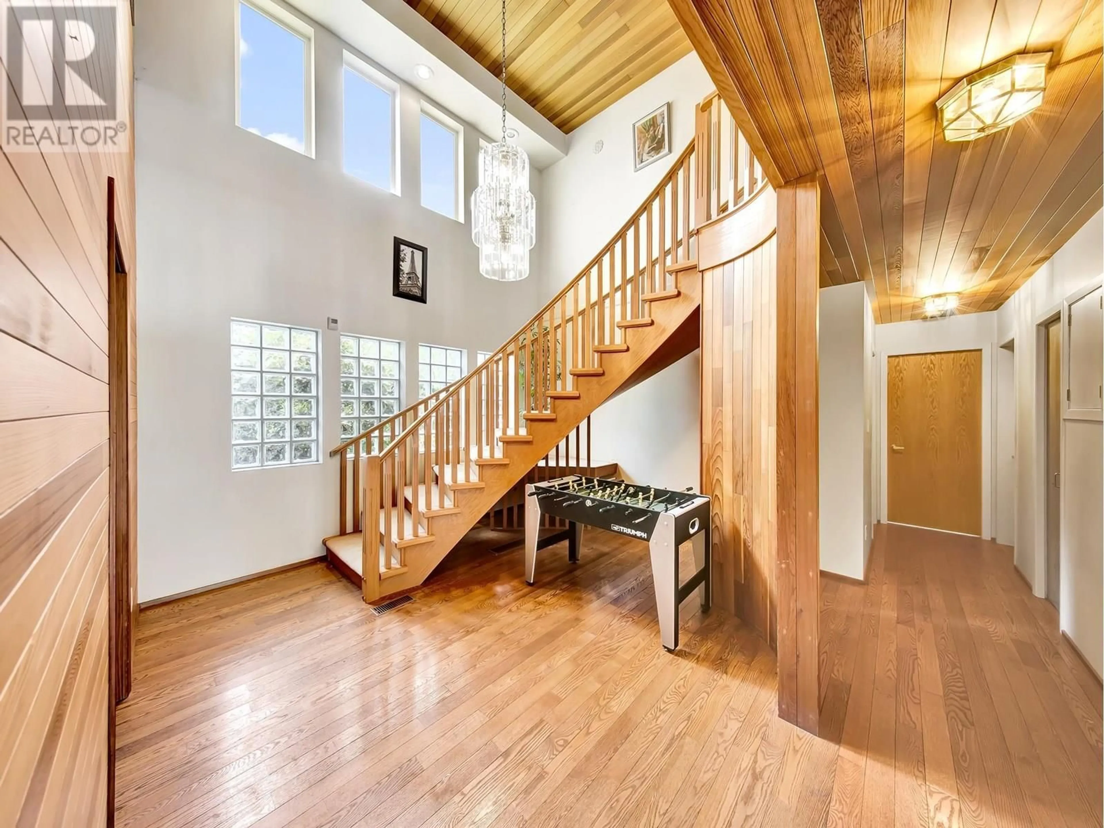 Indoor foyer for 1564 THOMPSON ROAD, Gibsons British Columbia V0N1V6