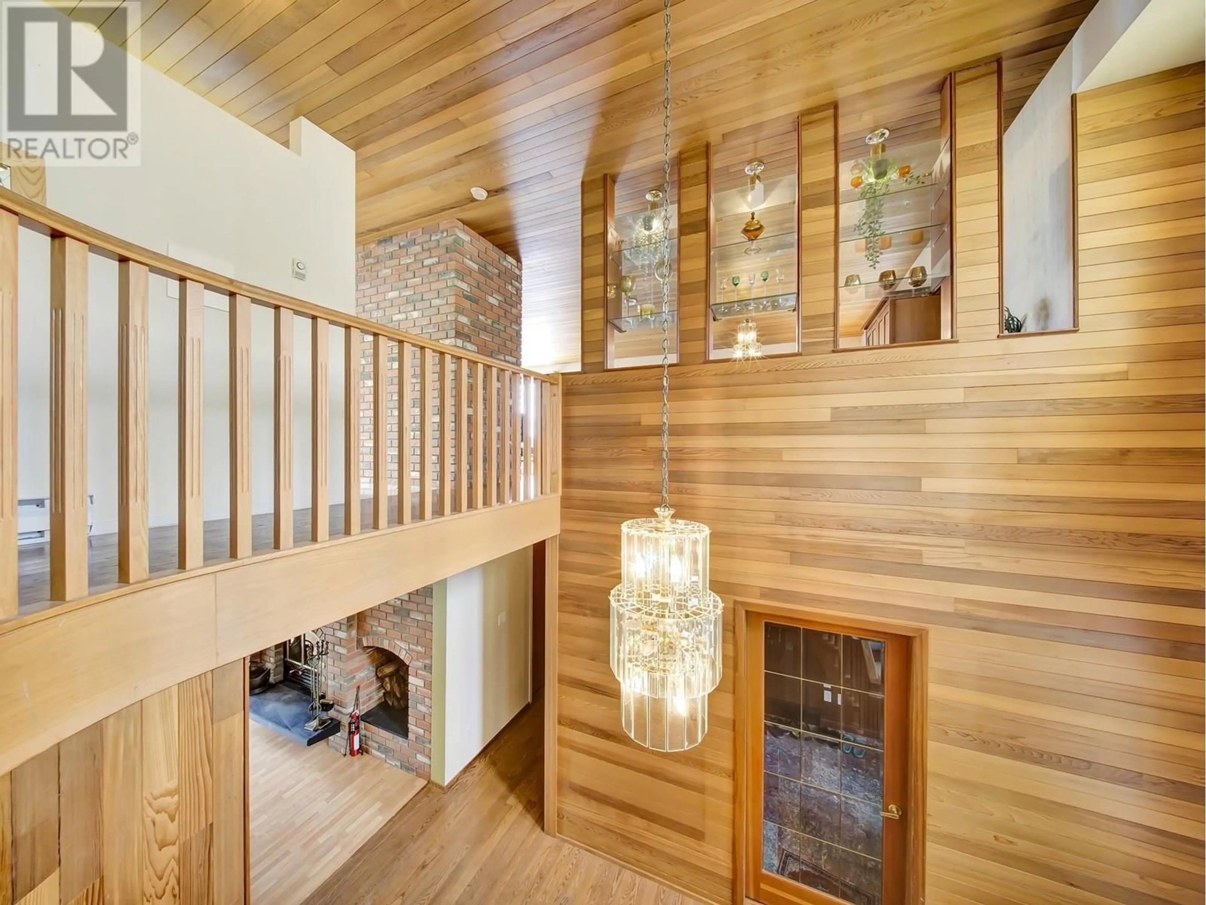 Indoor foyer for 1564 THOMPSON ROAD, Gibsons British Columbia V0N1V6