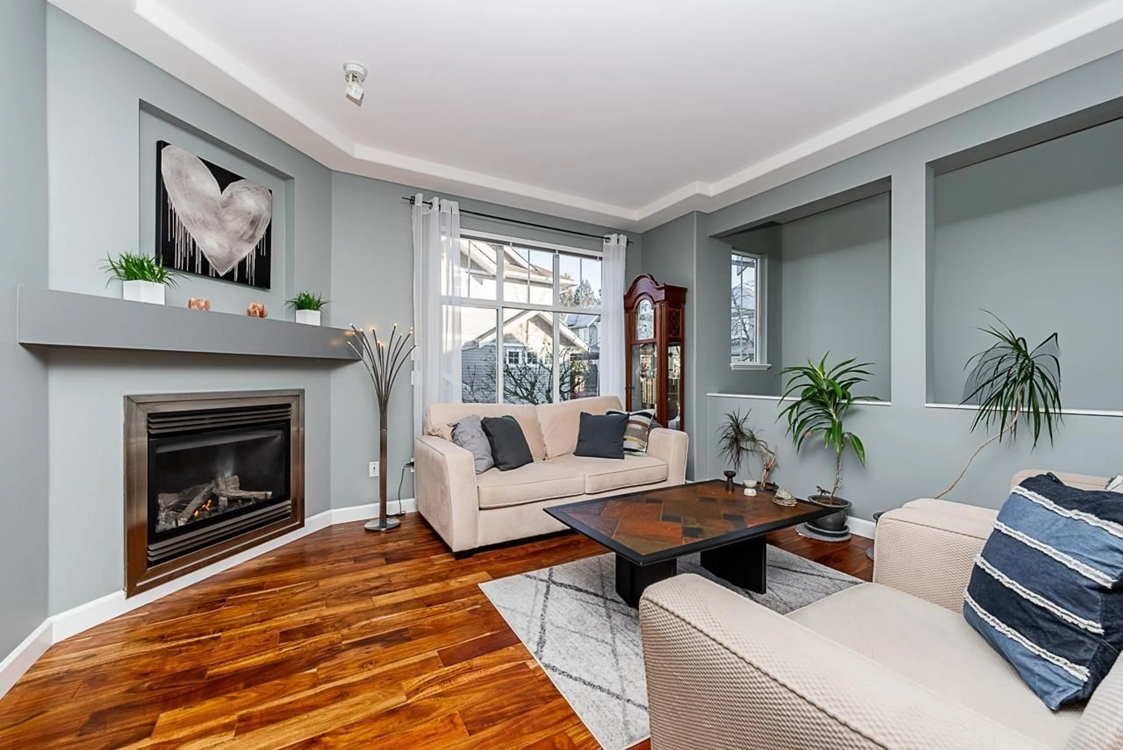 Living room with furniture, wood/laminate floor for 10 - 16760 61ST, Surrey British Columbia V3X3V3