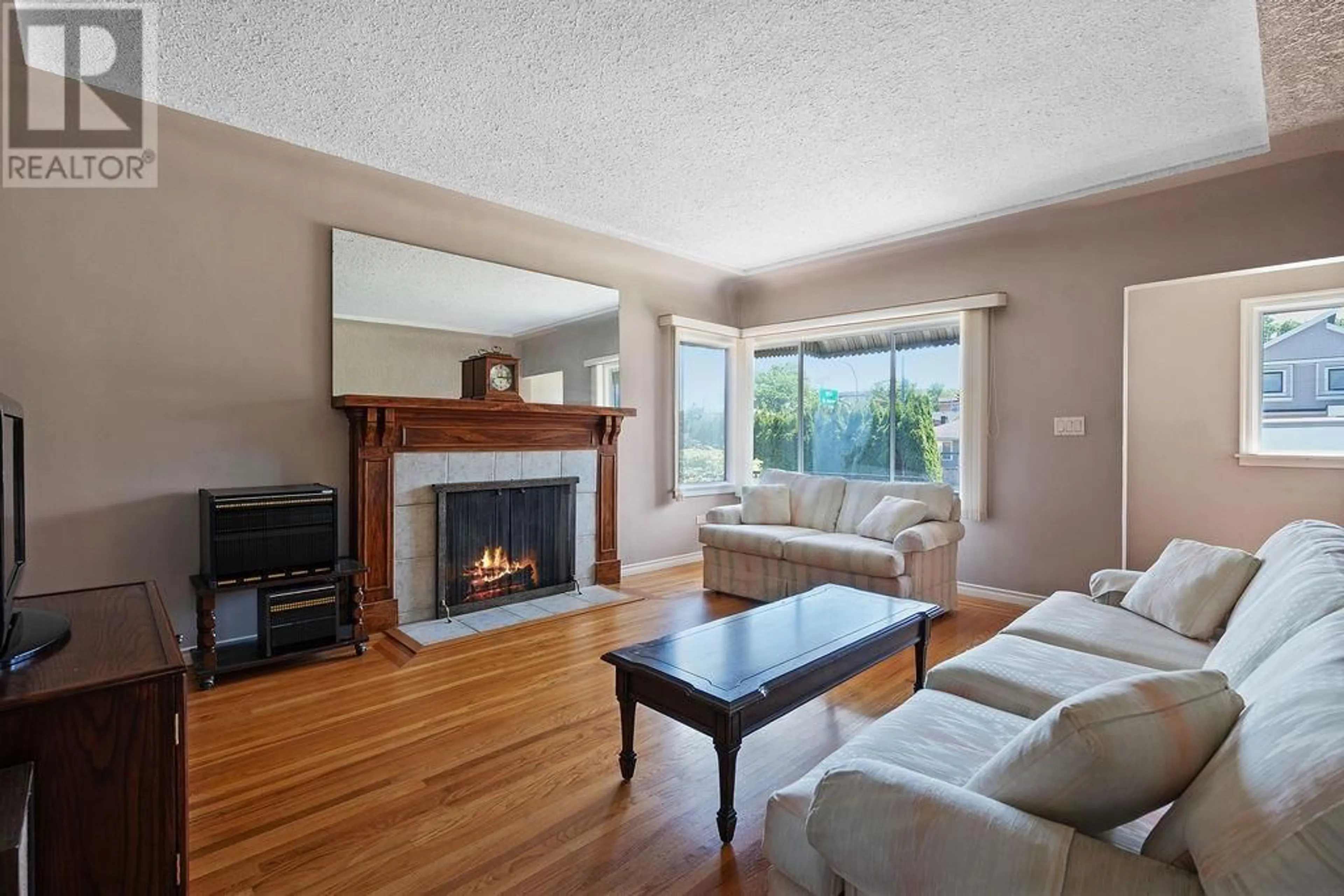 Living room with furniture, wood/laminate floor for 2869 MCGILL STREET, Vancouver British Columbia V5K1H7
