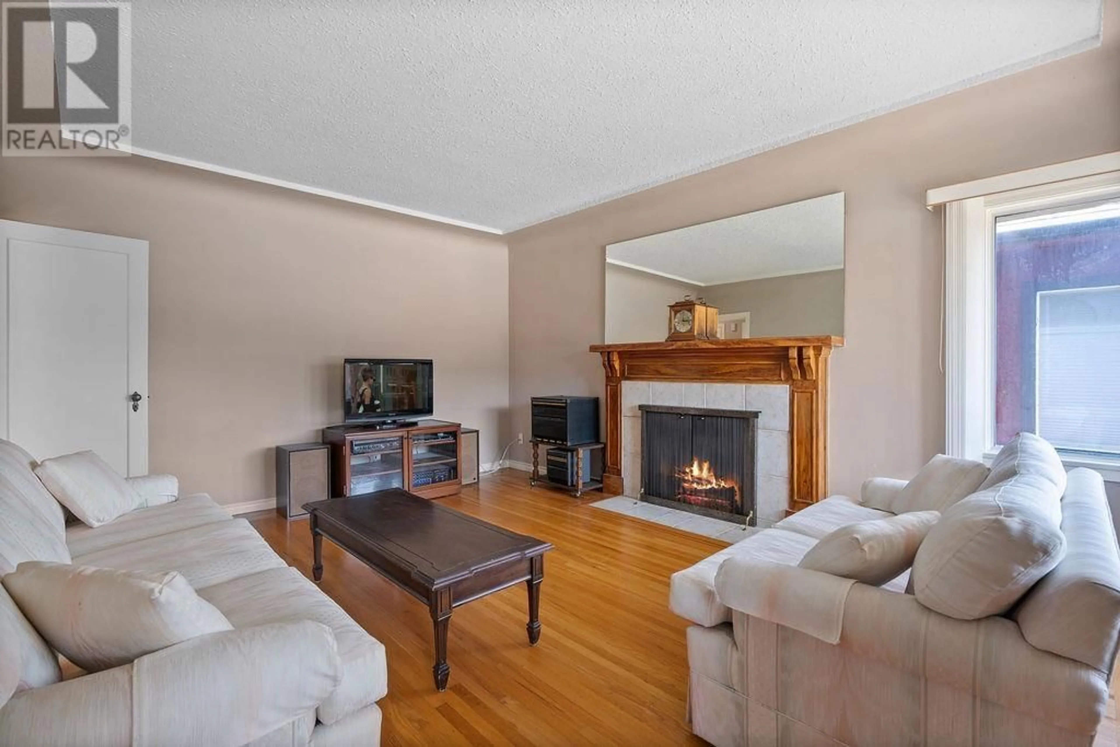 Living room with furniture, wood/laminate floor for 2869 MCGILL STREET, Vancouver British Columbia V5K1H7