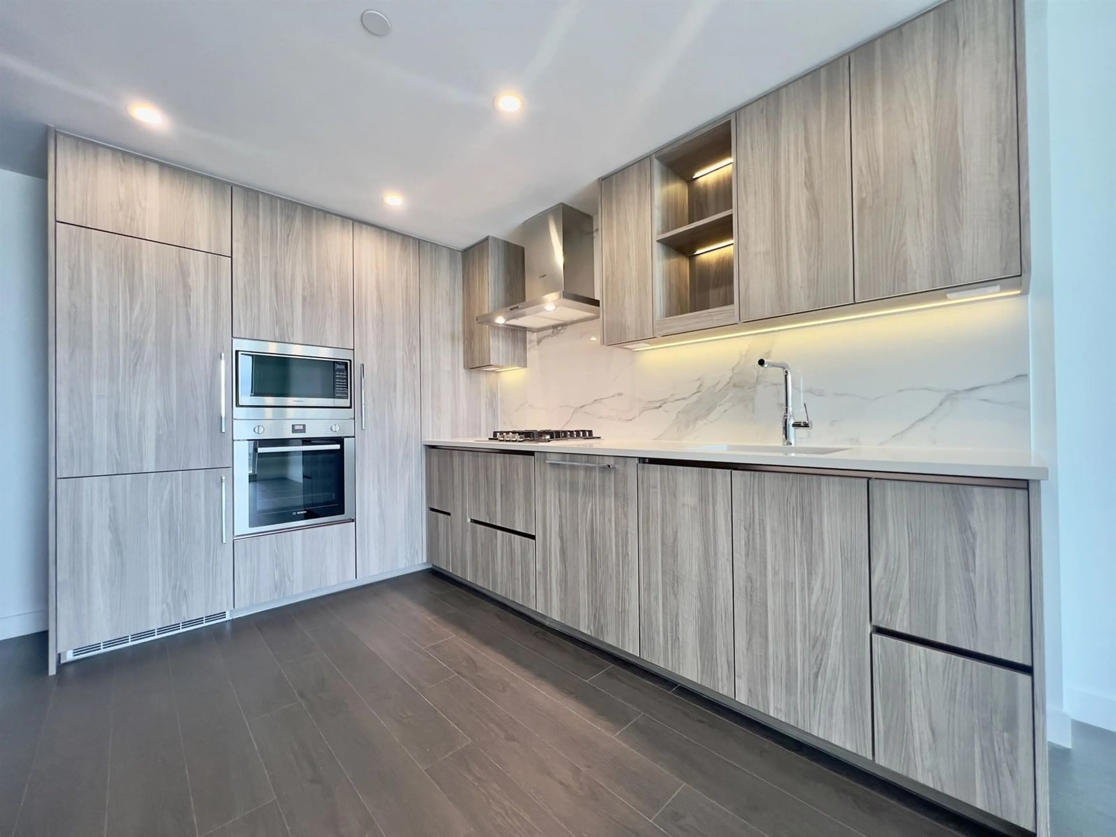 Open concept kitchen, wood/laminate floor for 1603 - 13778 100, Surrey British Columbia V3T0V2