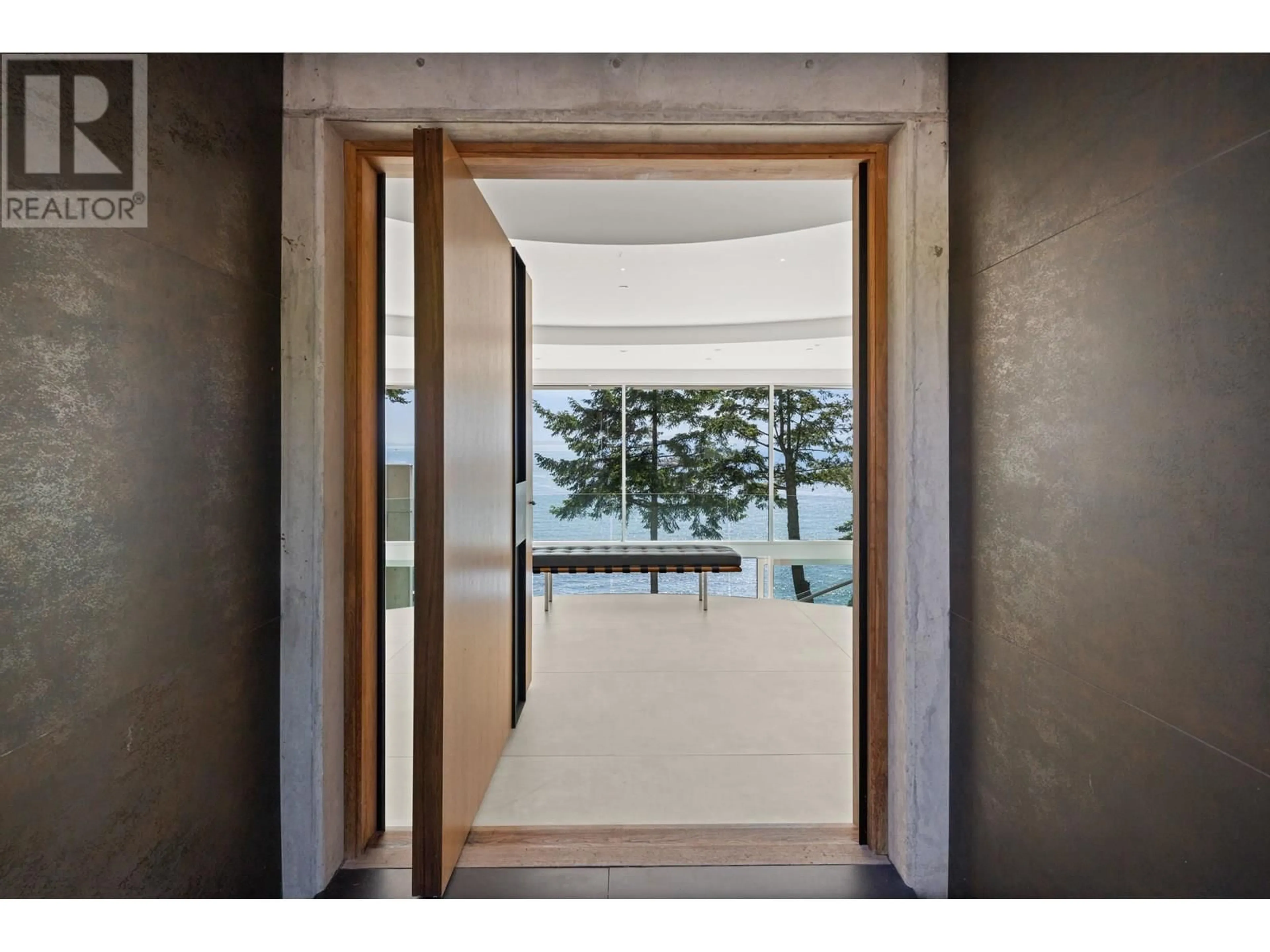 Indoor foyer for 5225 GULF PLACE, West Vancouver British Columbia V7W2V9