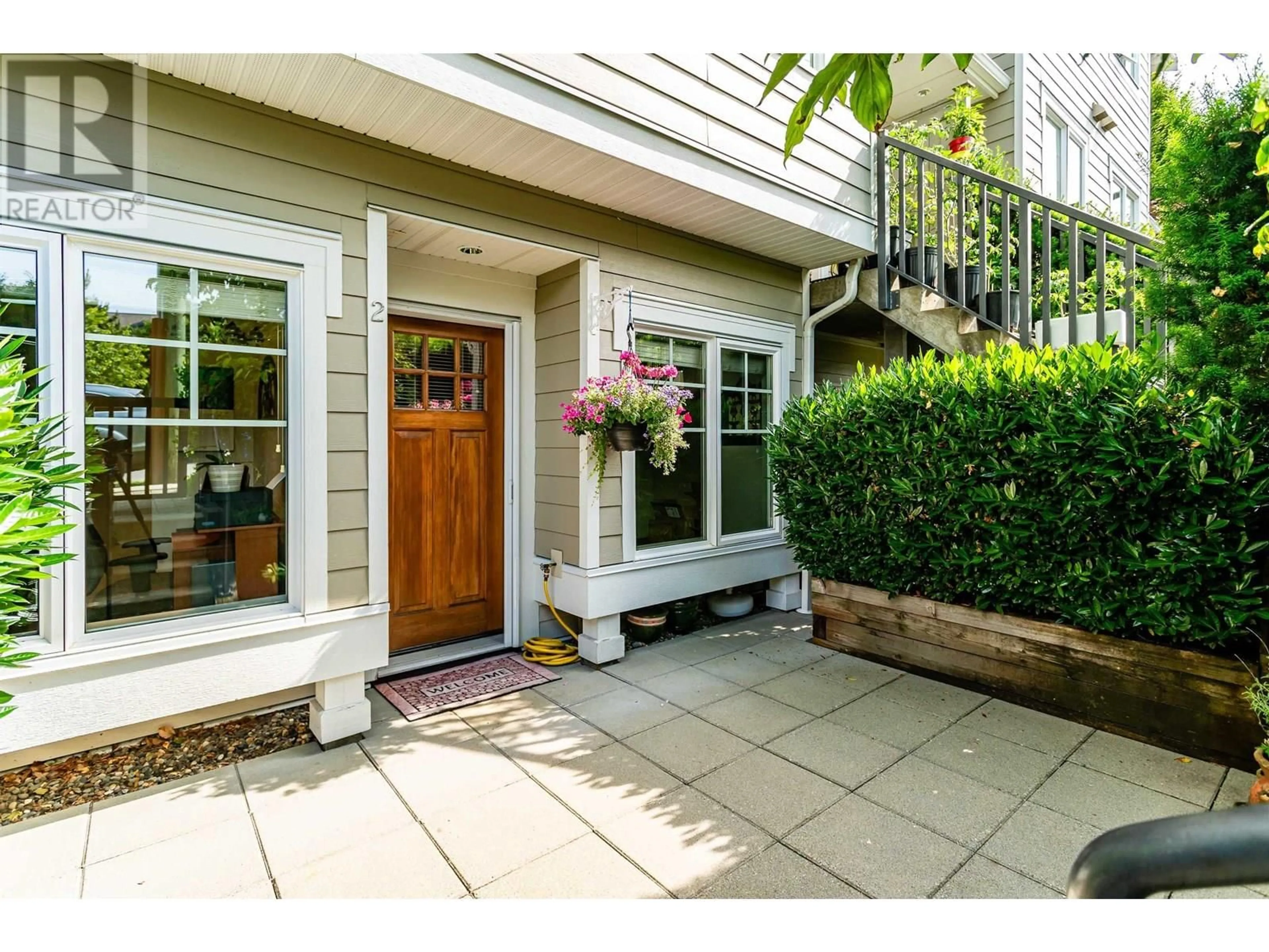 Indoor entryway for 2 - 7198 BARNET ROAD, Burnaby British Columbia V5A1C9
