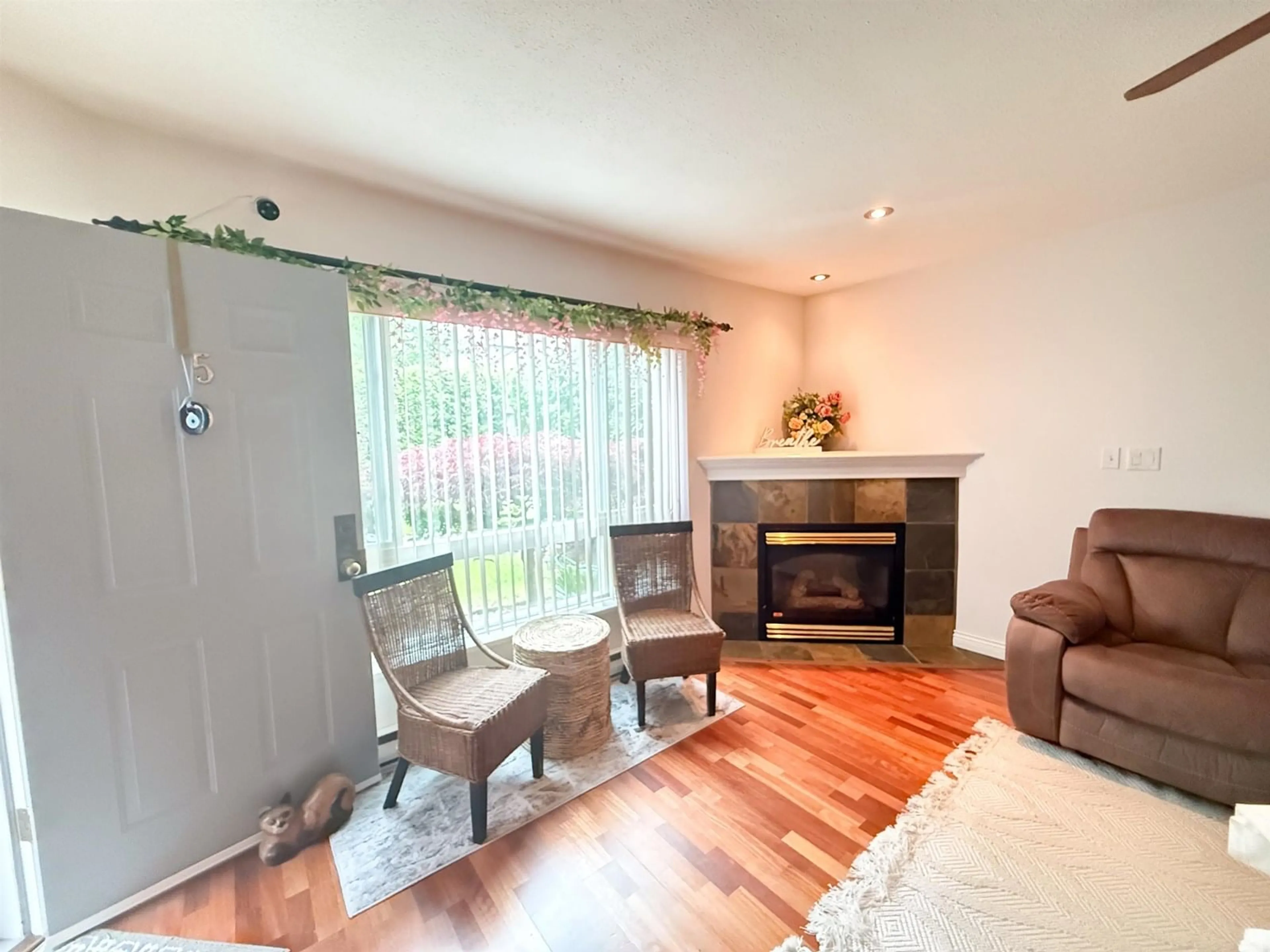 Living room with furniture, wood/laminate floor for 5 - 13630 84, Surrey British Columbia V3W0T6