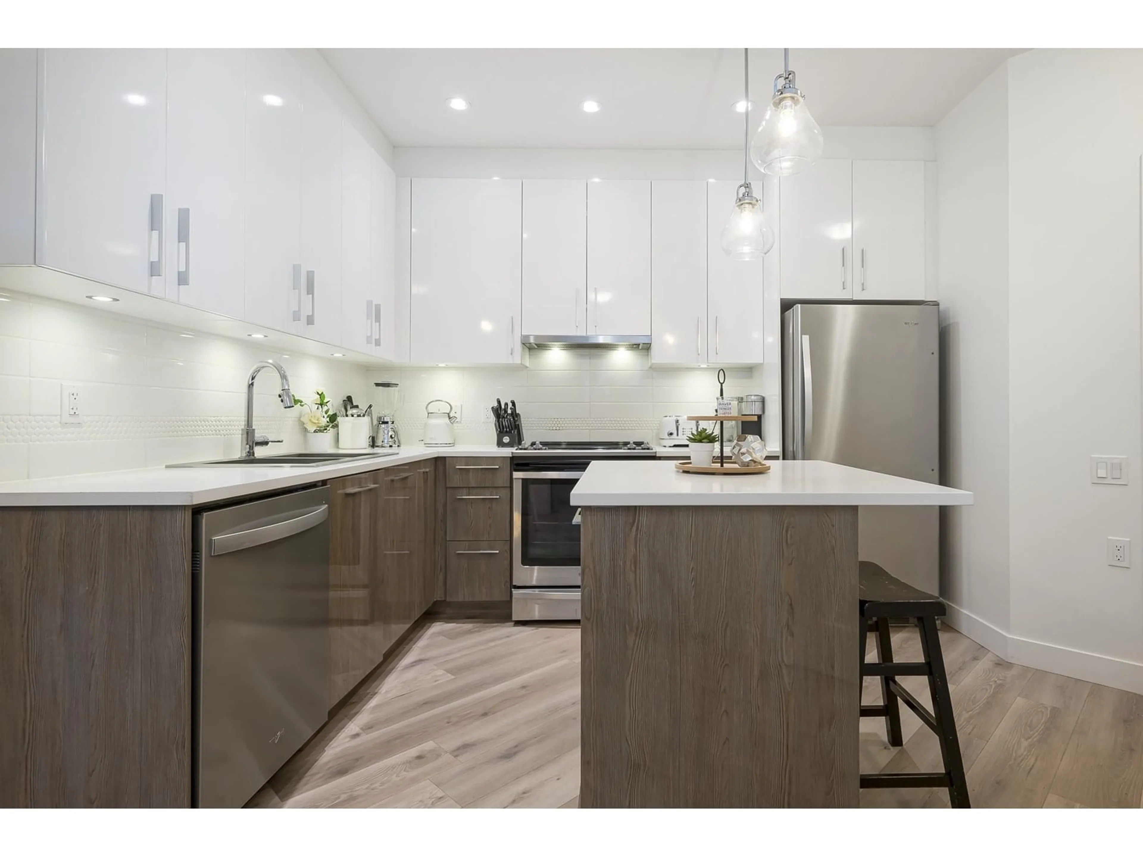 Open concept kitchen, wood/laminate floor for 118 - 20829 77A, Langley British Columbia V2Y0Y5