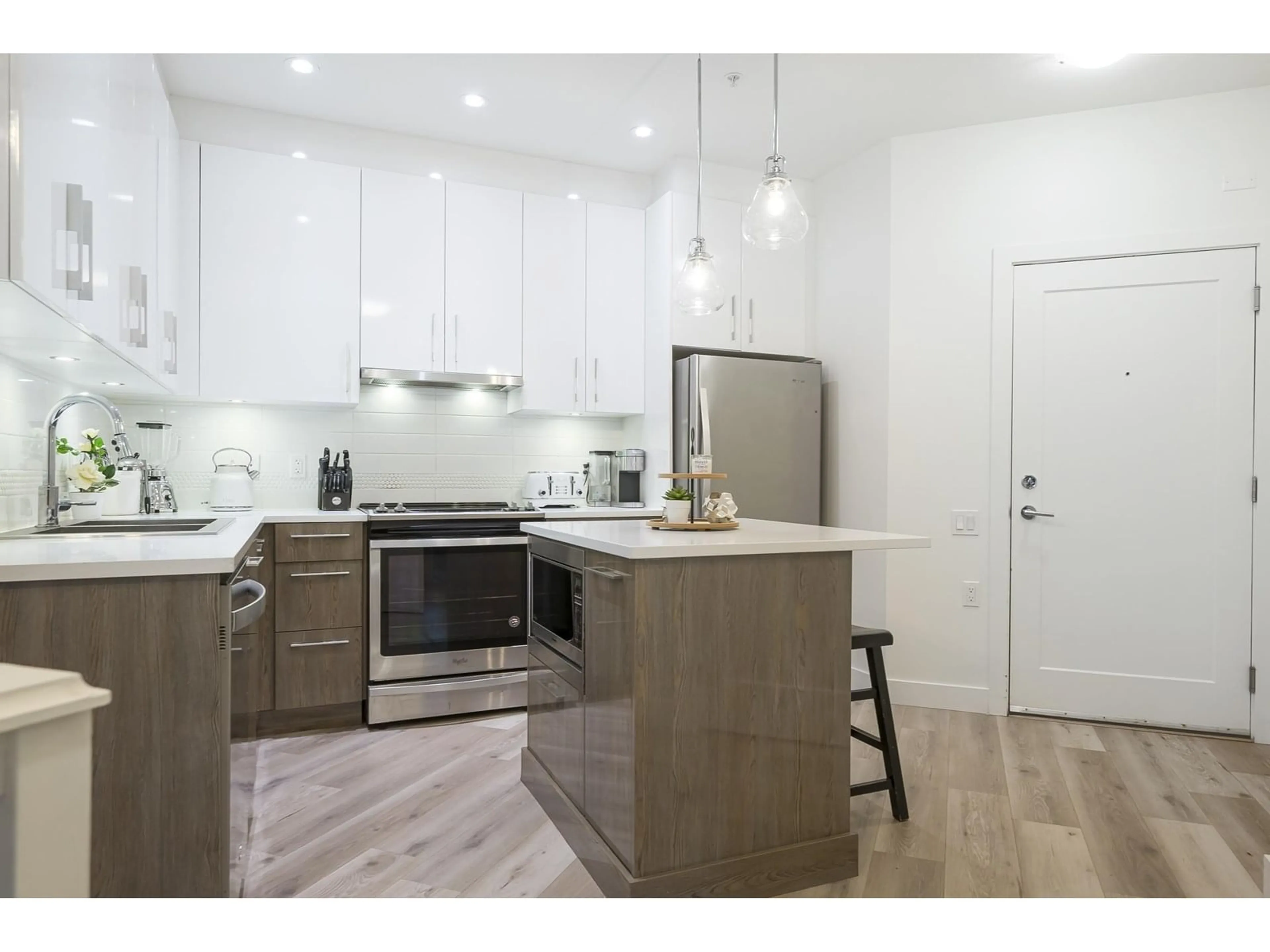 Open concept kitchen, wood/laminate floor for 118 - 20829 77A, Langley British Columbia V2Y0Y5