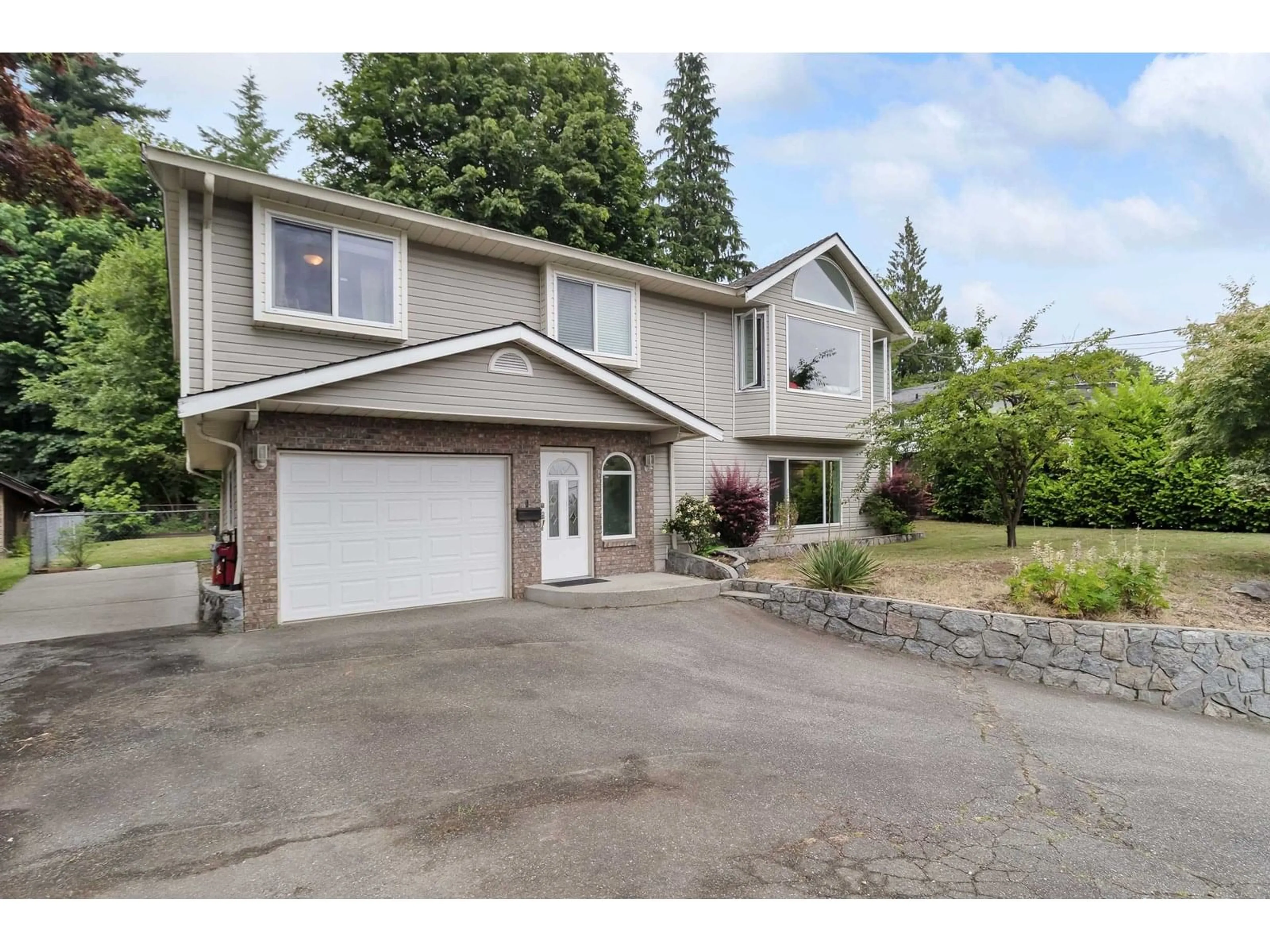 A pic from outside/outdoor area/front of a property/back of a property/a pic from drone, street for 32173 BUFFALO, Mission British Columbia V2V4P5