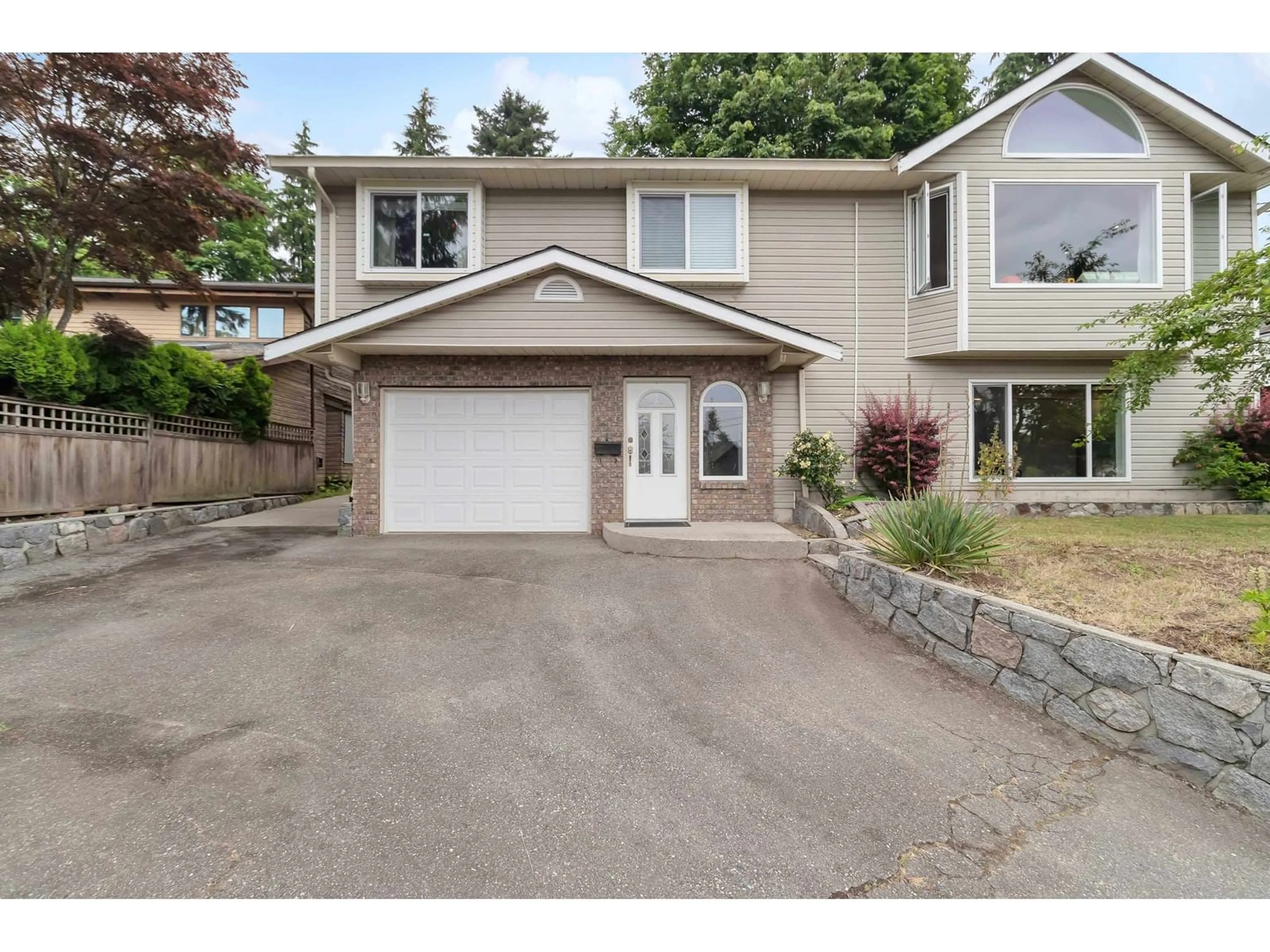 Home with vinyl exterior material, street for 32173 BUFFALO, Mission British Columbia V2V4P5