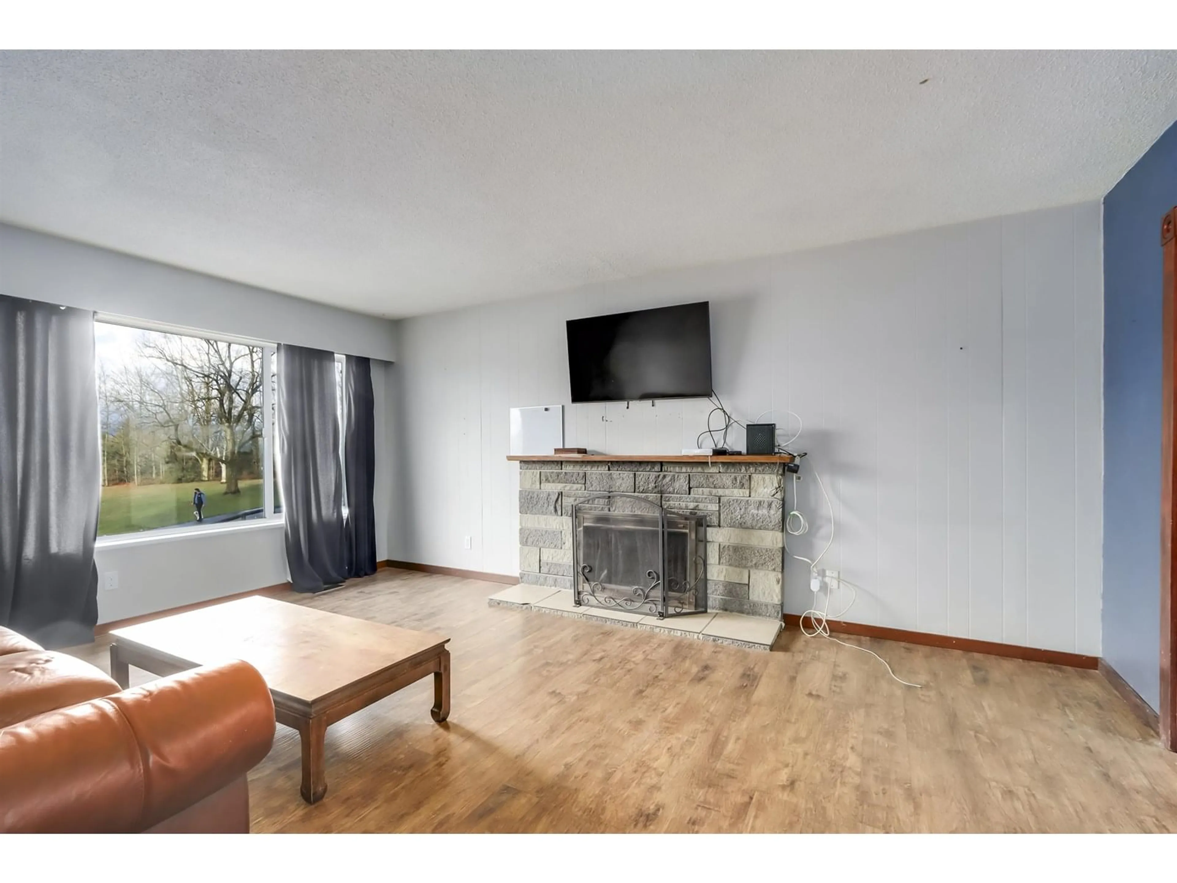 Living room with furniture, wood/laminate floor for 15058 ROBIN, Surrey British Columbia V3R4X8