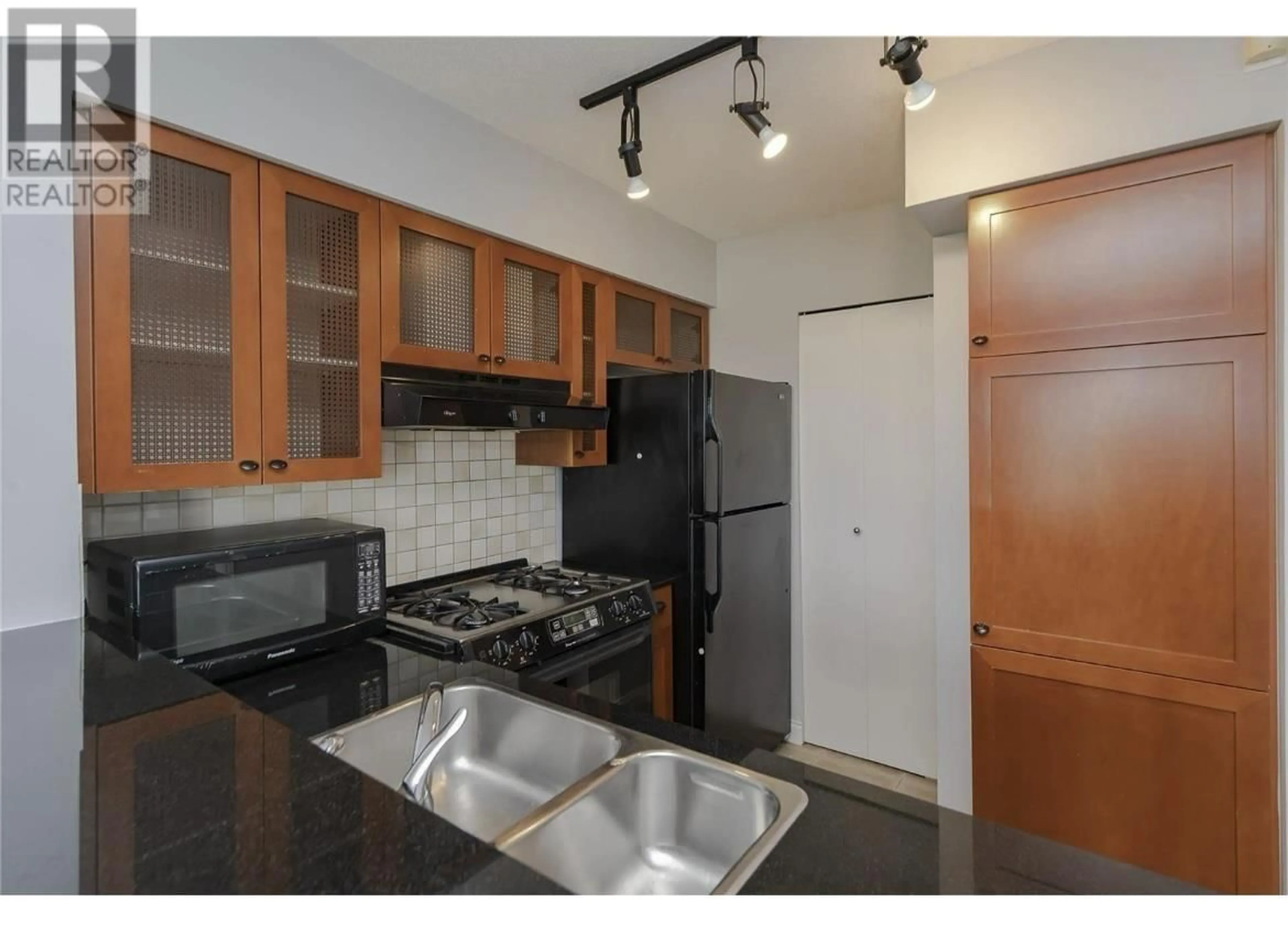 Standard kitchen, unknown for 604 - 55 ALEXANDER STREET, Vancouver British Columbia V6A1B2