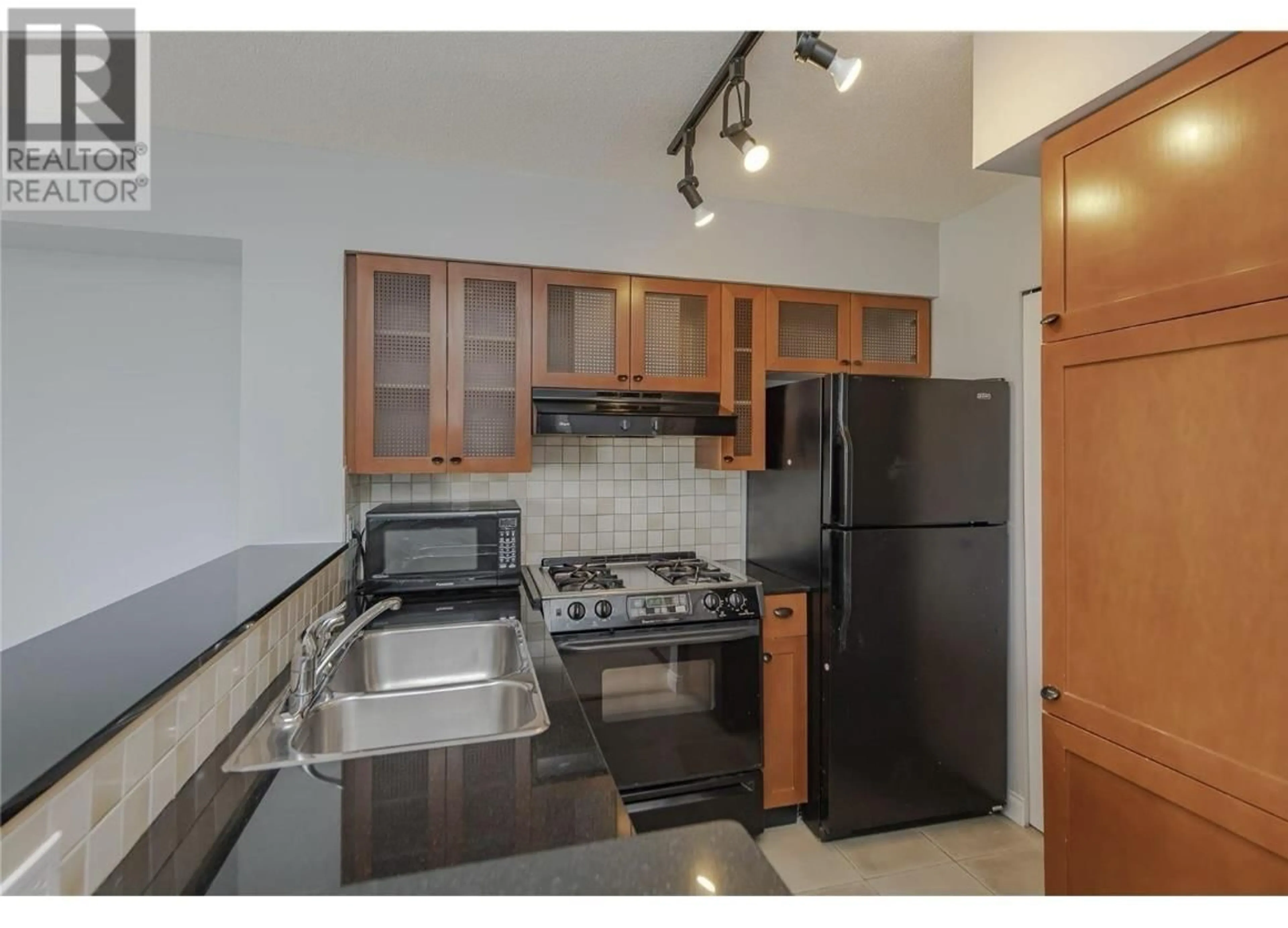 Standard kitchen, unknown for 604 - 55 ALEXANDER STREET, Vancouver British Columbia V6A1B2