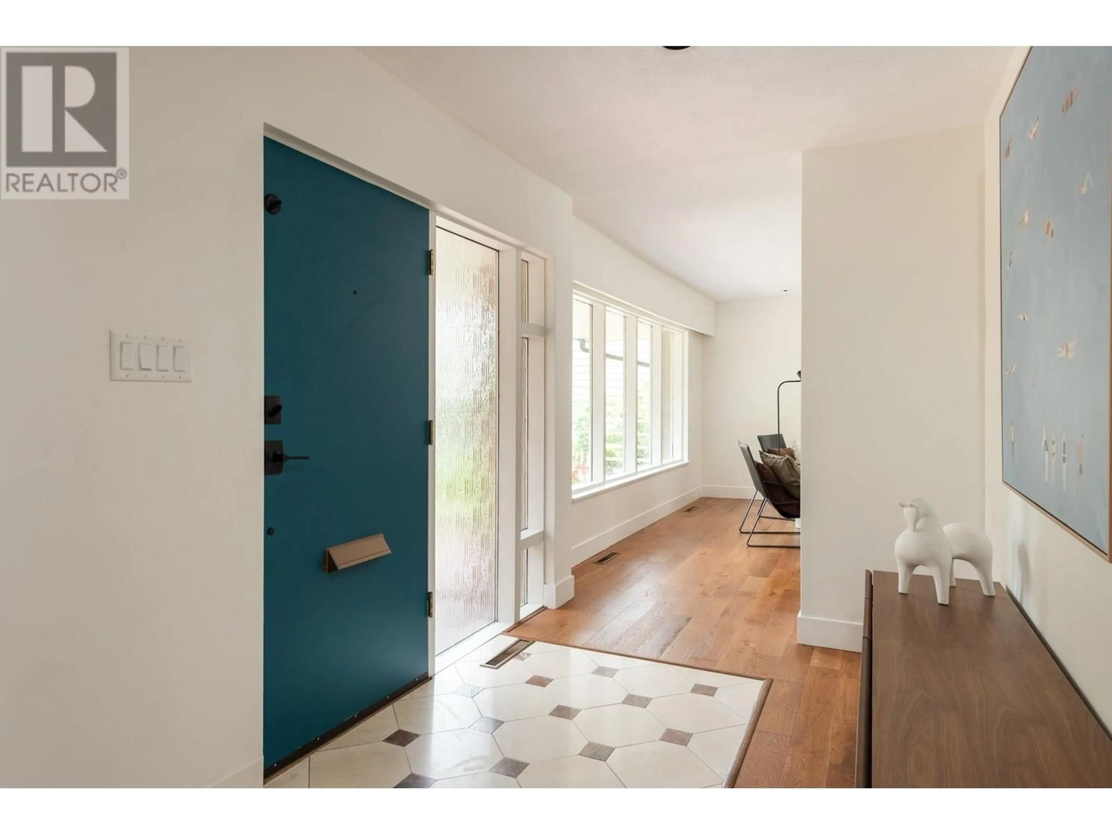 Indoor entryway for 109 COLLEGE COURT, New Westminster British Columbia V3L1K8