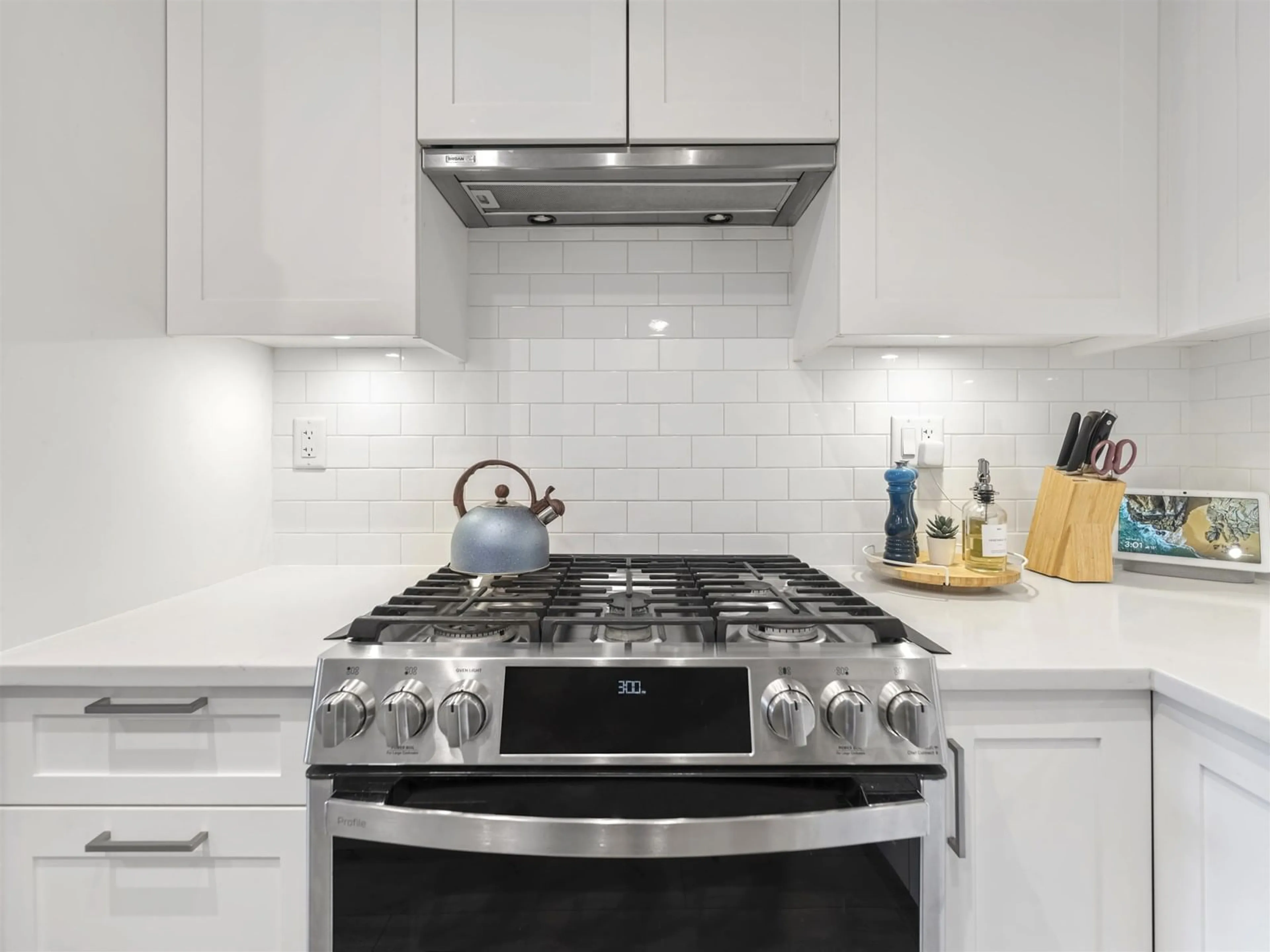 Contemporary kitchen, ceramic/tile floor for 519 - 20673 78, Langley British Columbia V2Y3K1