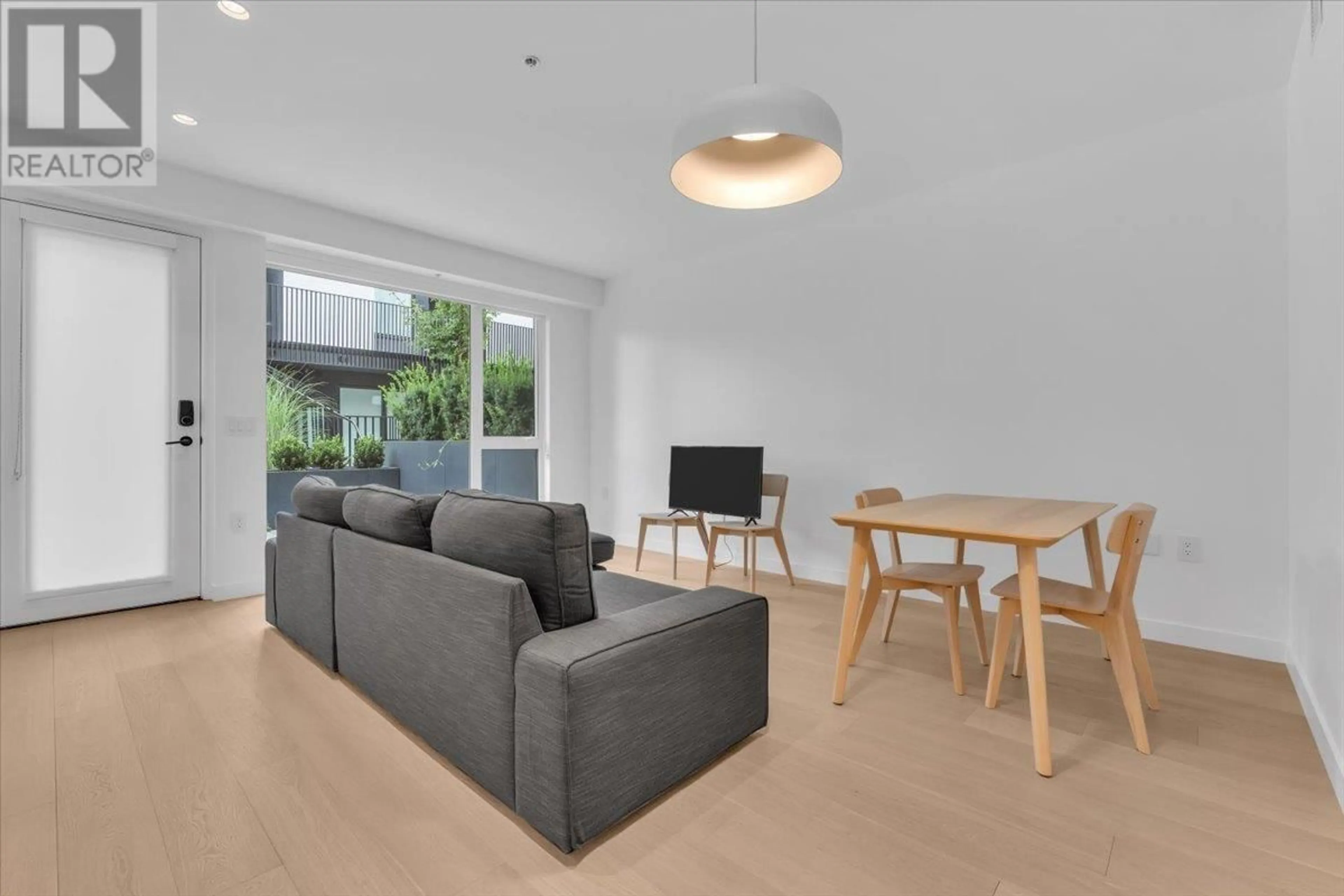 Living room with furniture, unknown for 86 KING EDWARD AVENUE, Vancouver British Columbia V5Y0N6