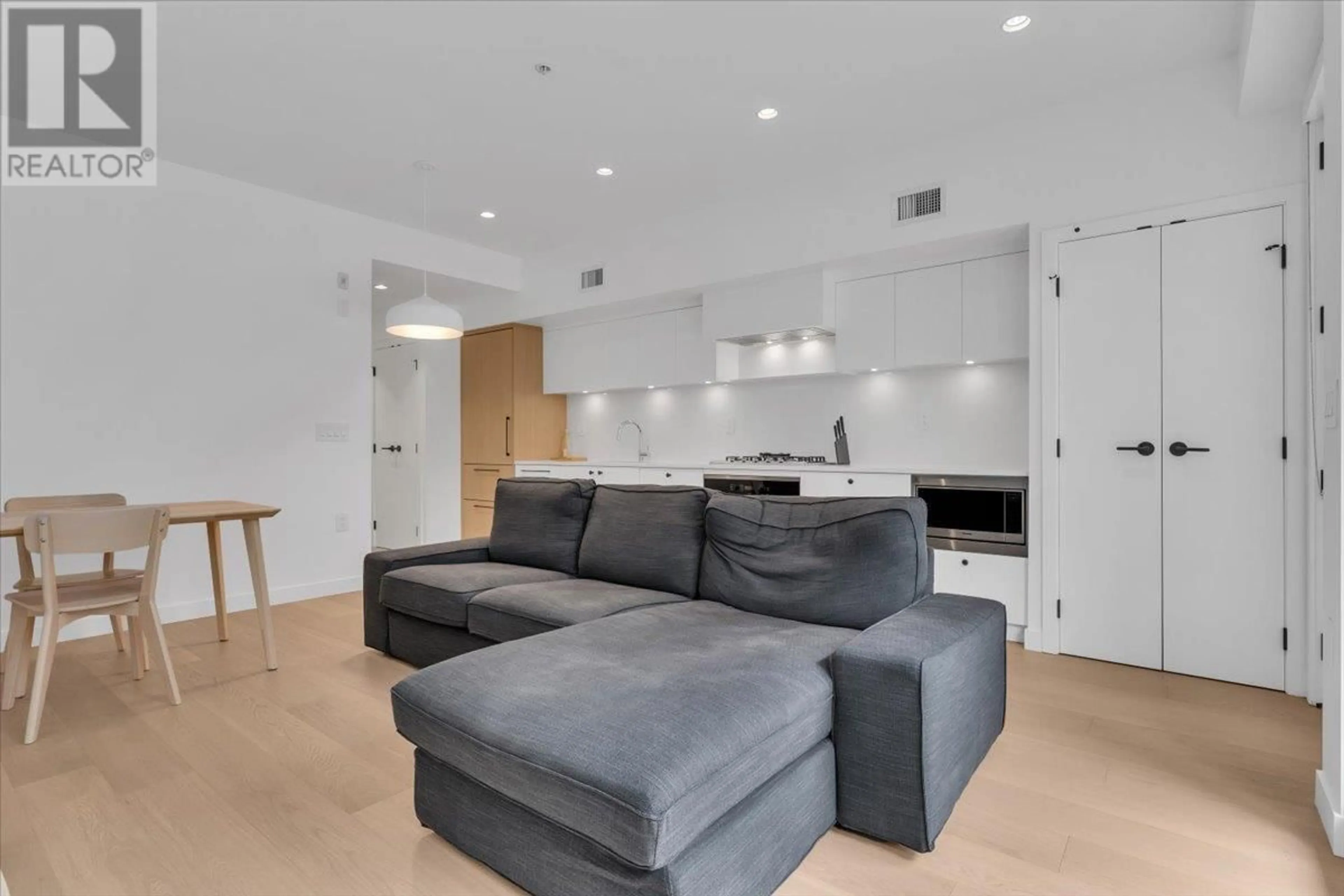 Living room with furniture, unknown for 86 KING EDWARD AVENUE, Vancouver British Columbia V5Y0N6