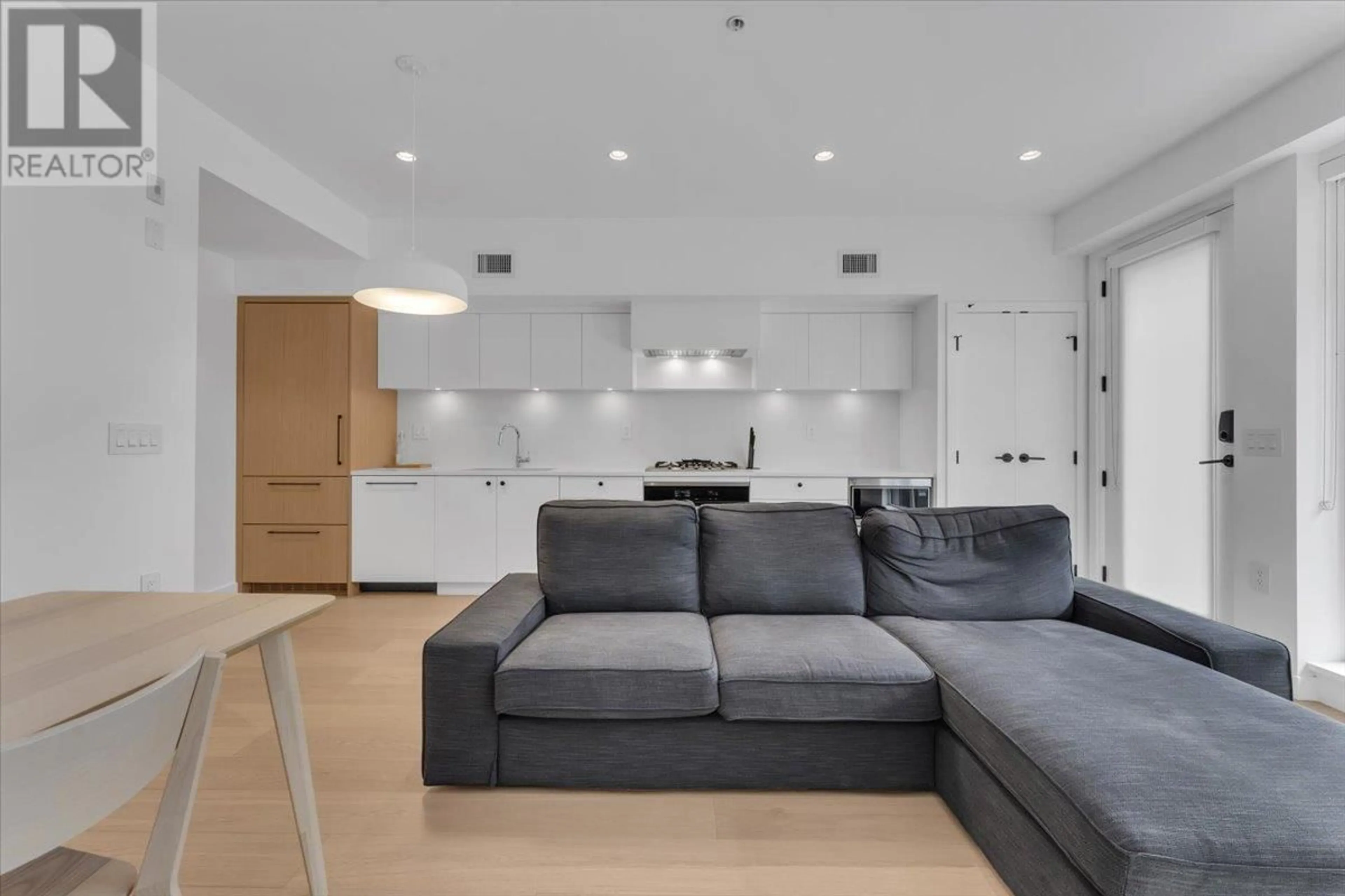 Living room with furniture, unknown for 86 KING EDWARD AVENUE, Vancouver British Columbia V5Y0N6