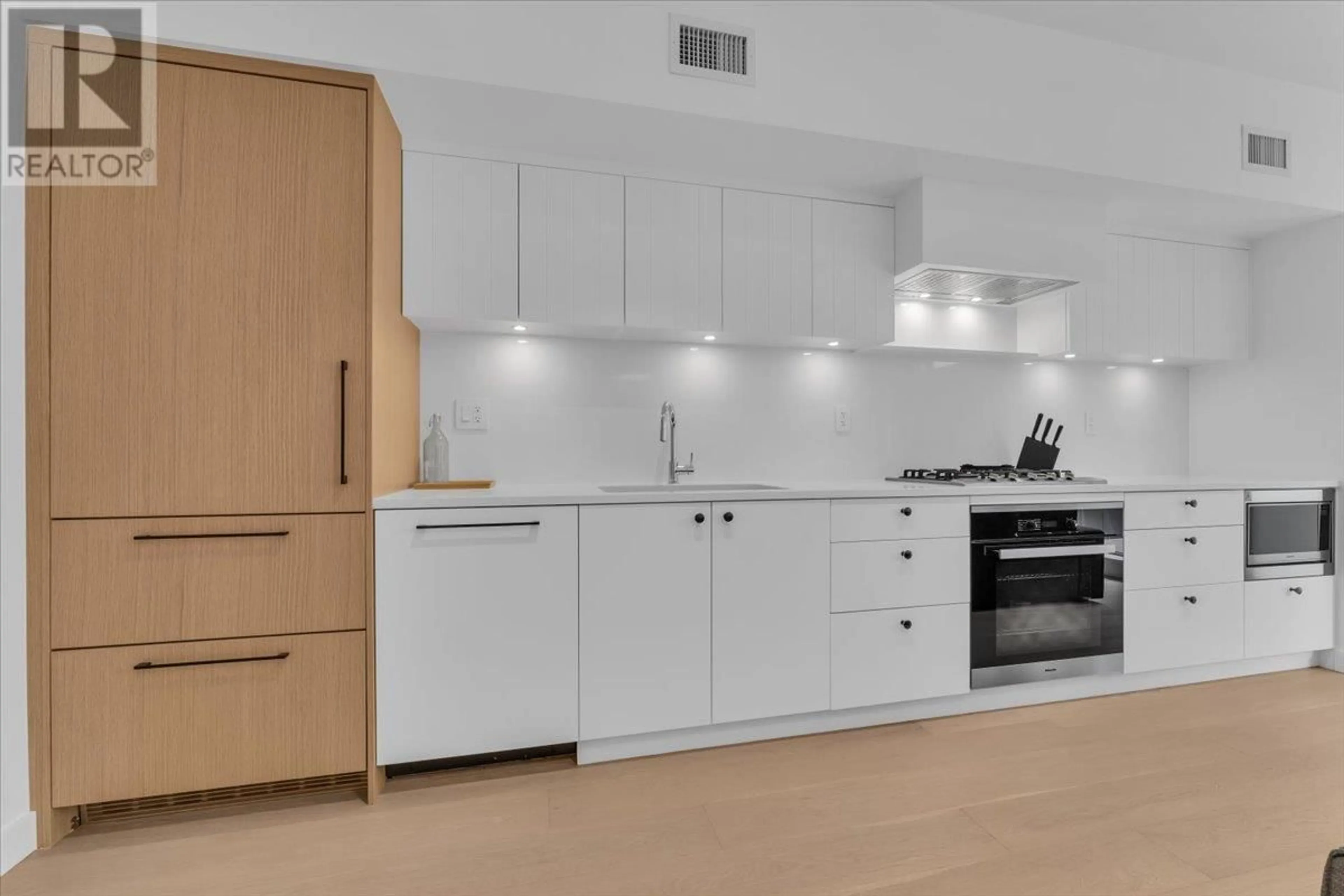 Standard kitchen, unknown for 86 KING EDWARD AVENUE, Vancouver British Columbia V5Y0N6