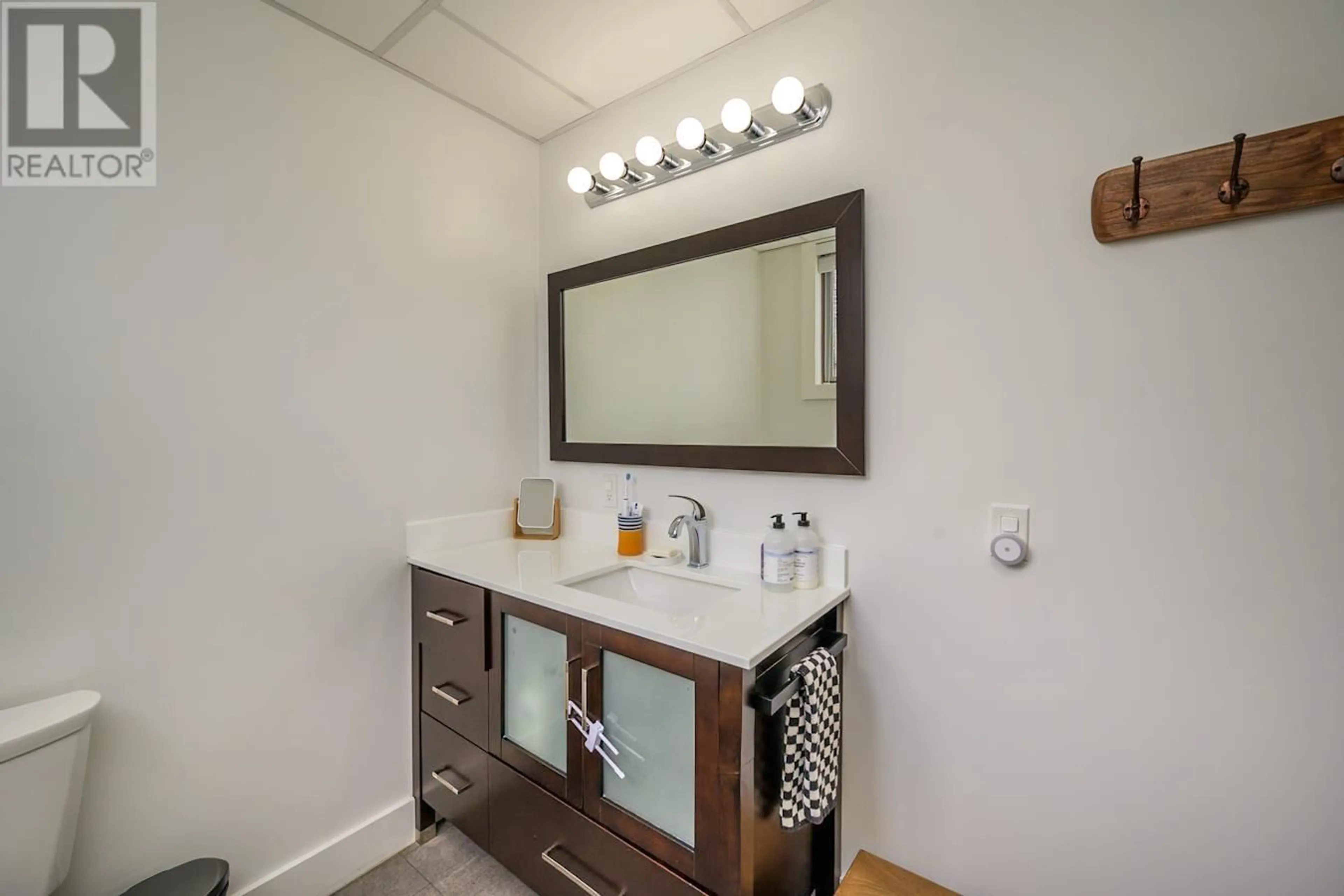 Standard bathroom, ceramic/tile floor for 1002 STIRLING DRIVE, Prince George British Columbia V2M6P4