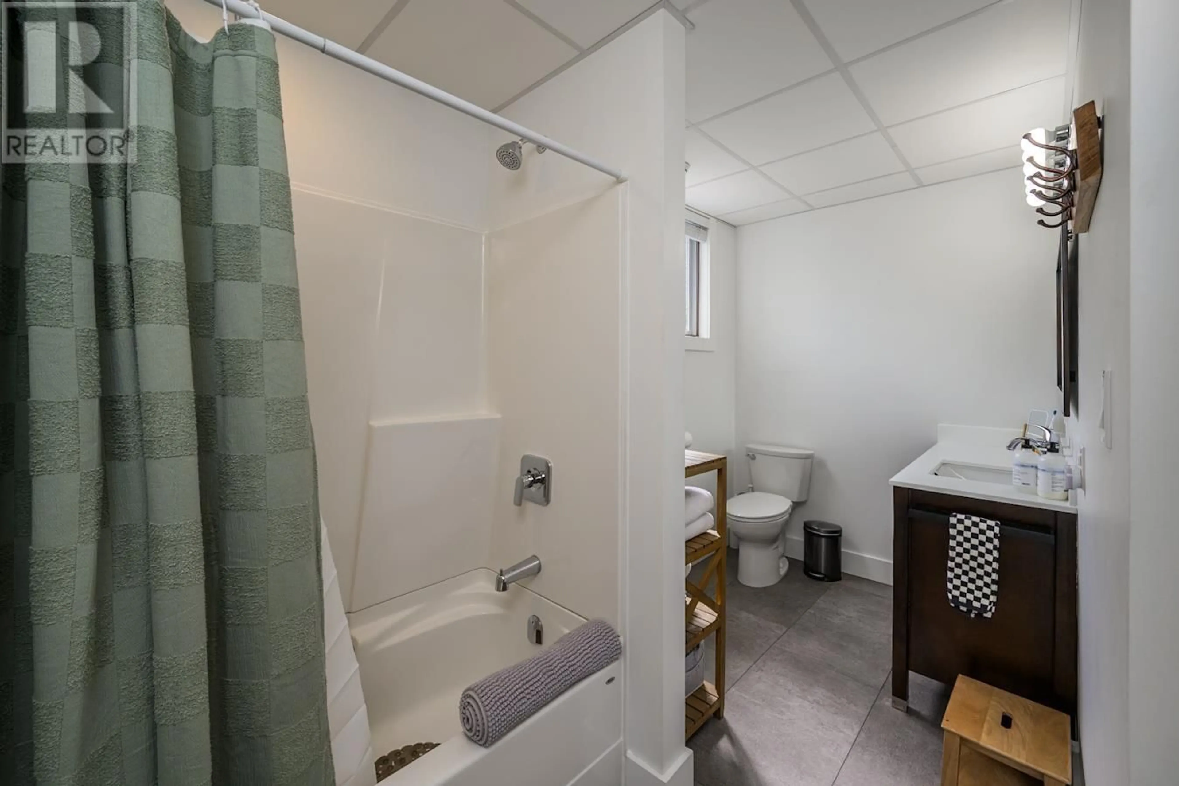 Standard bathroom, ceramic/tile floor for 1002 STIRLING DRIVE, Prince George British Columbia V2M6P4