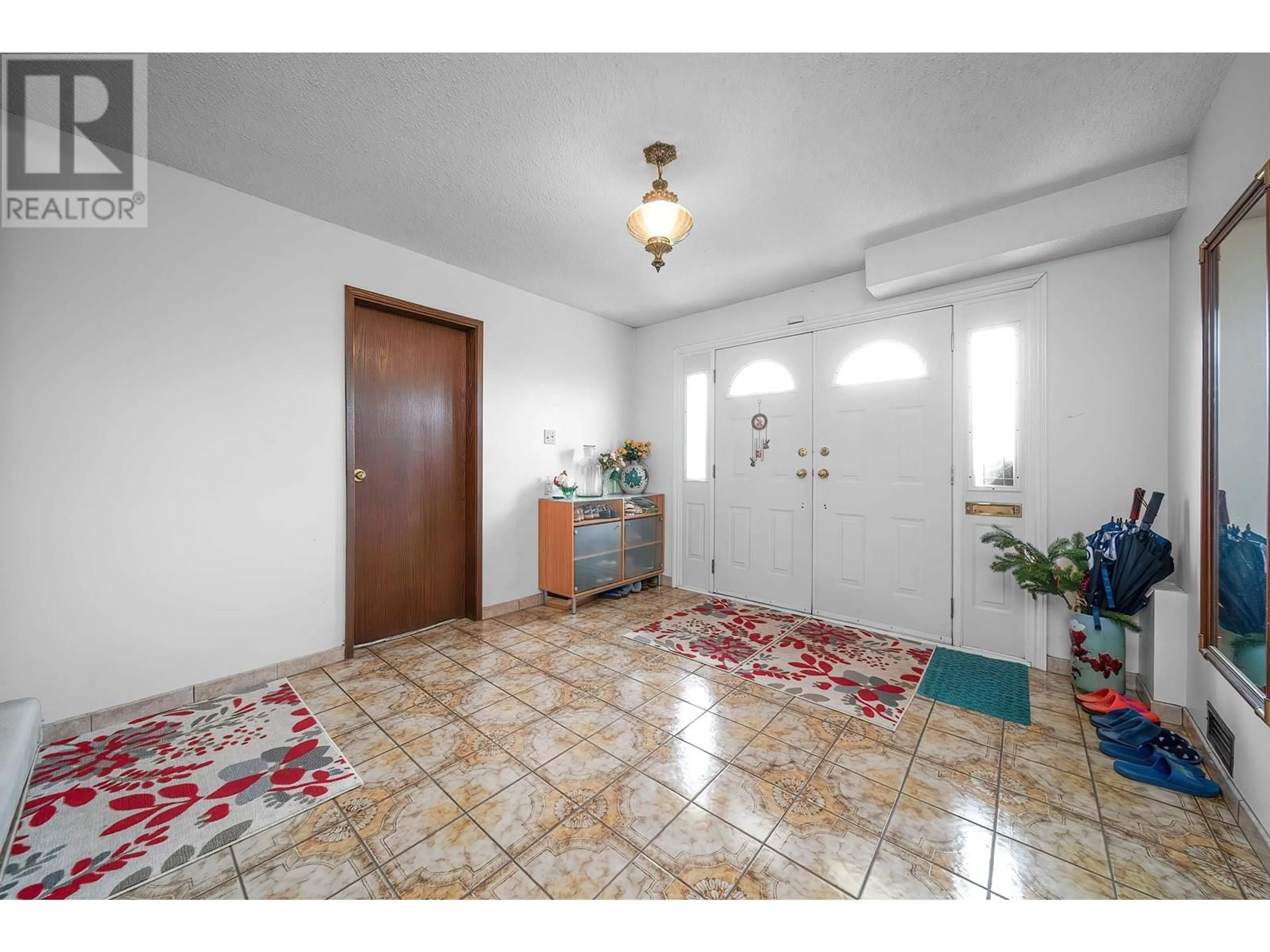 Indoor foyer for 4031 PARKER STREET, Burnaby British Columbia V5C3B8