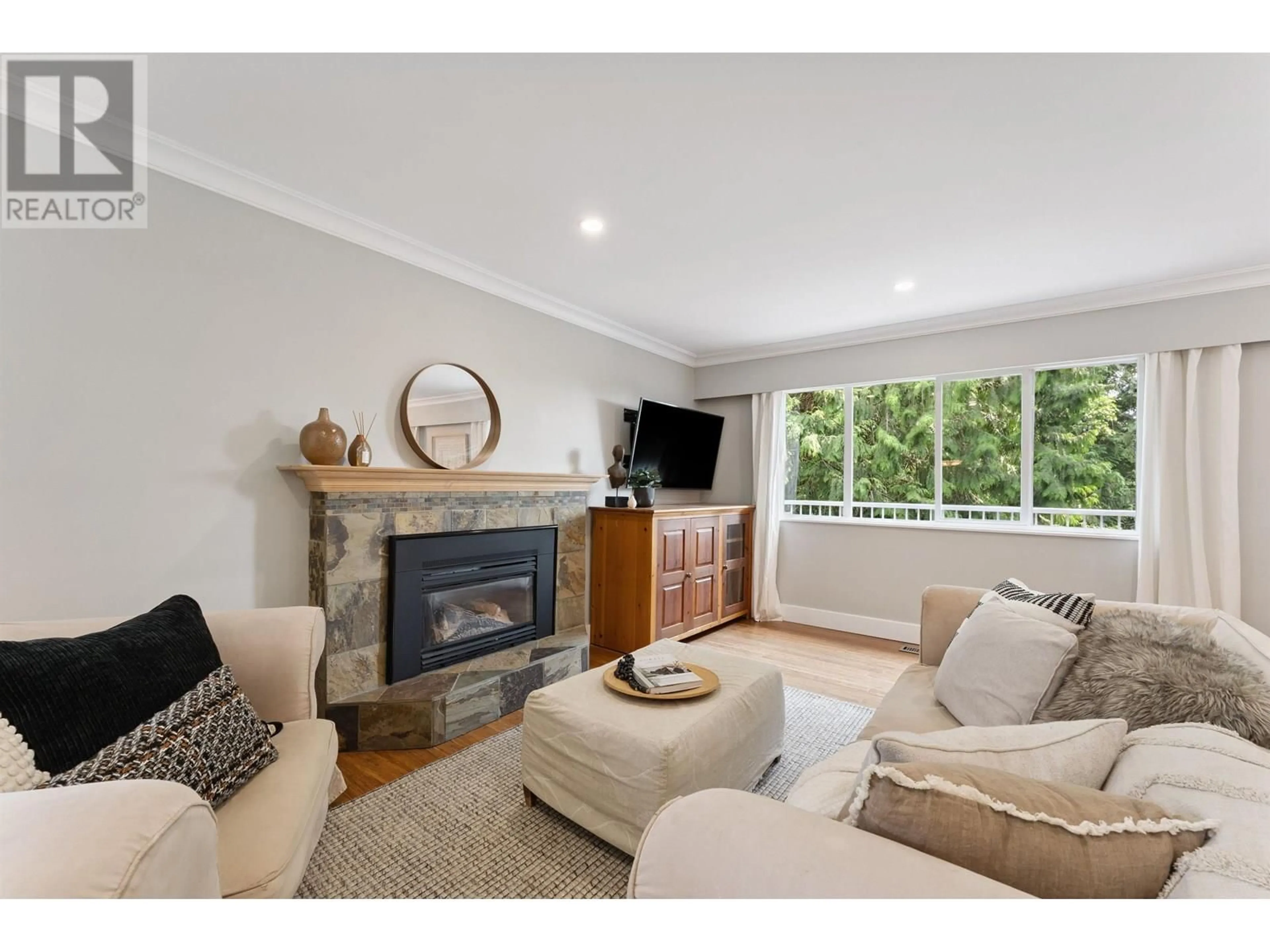 Living room with furniture, wood/laminate floor for 506 21ST STREET, North Vancouver British Columbia V7L3C3