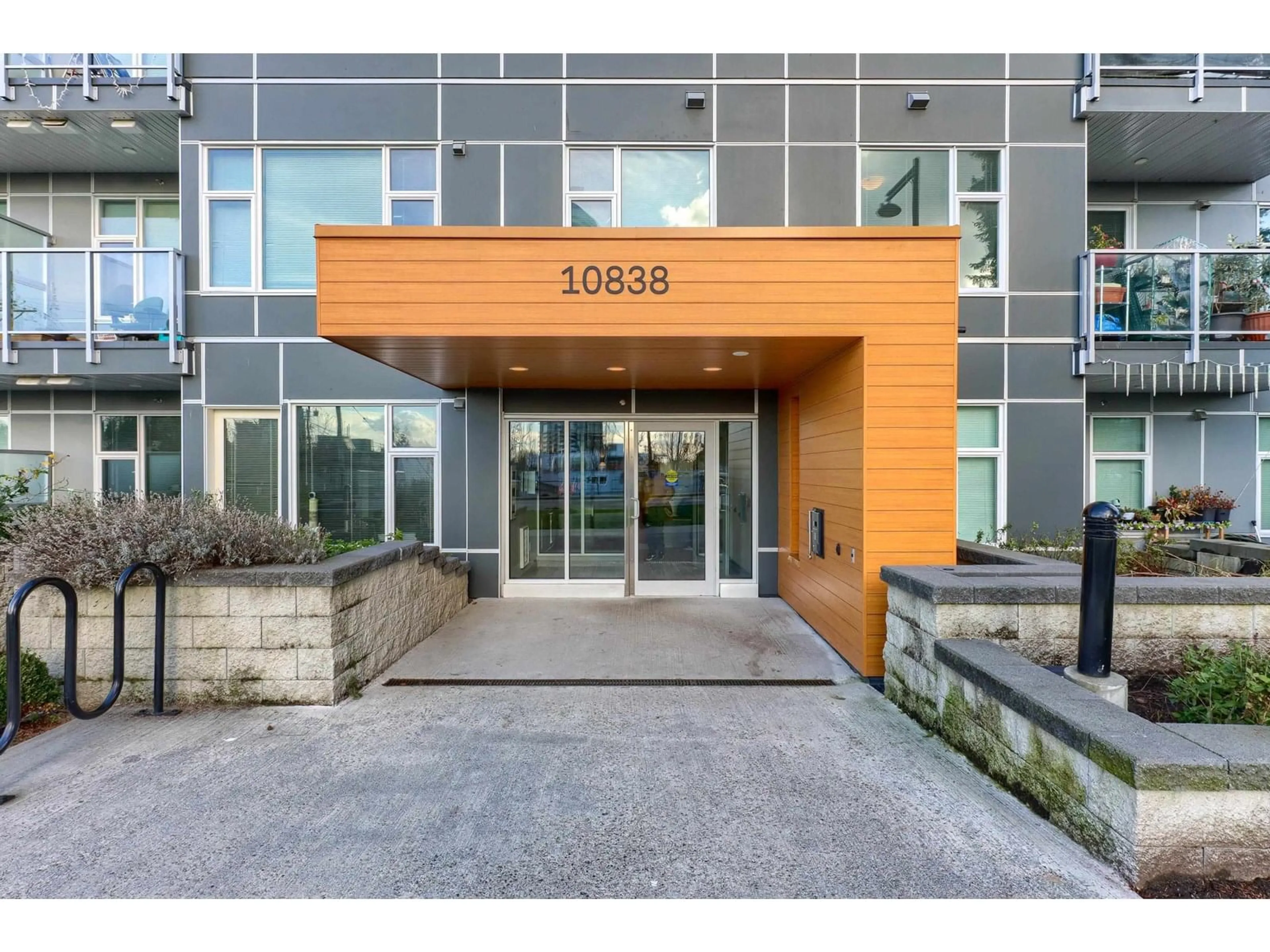 Indoor foyer for 301 - 10838 WHALLEY, Surrey British Columbia V3R0G8