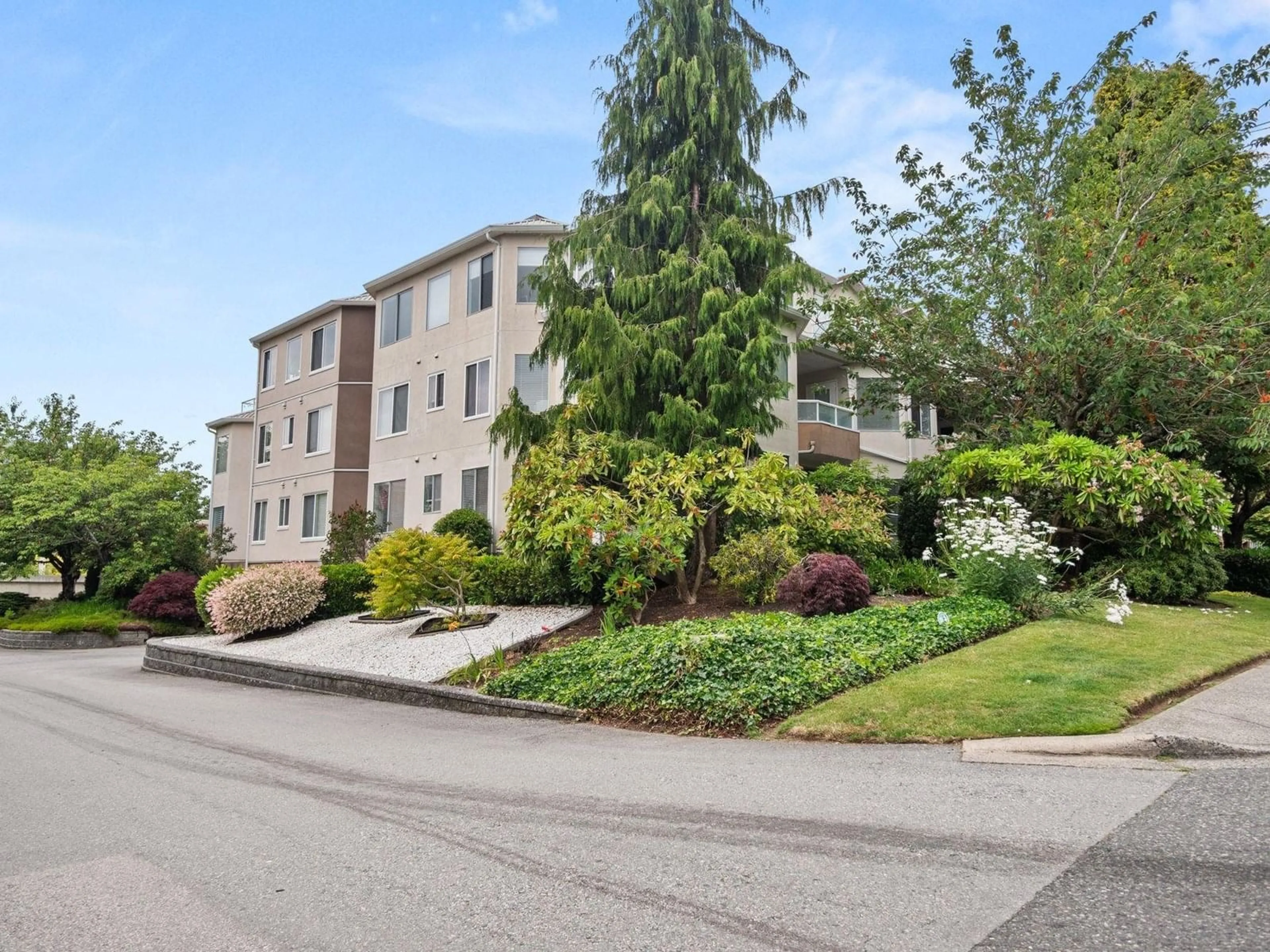 A pic from outside/outdoor area/front of a property/back of a property/a pic from drone, street for 104 - 1327 BEST, White Rock British Columbia V4B4E3