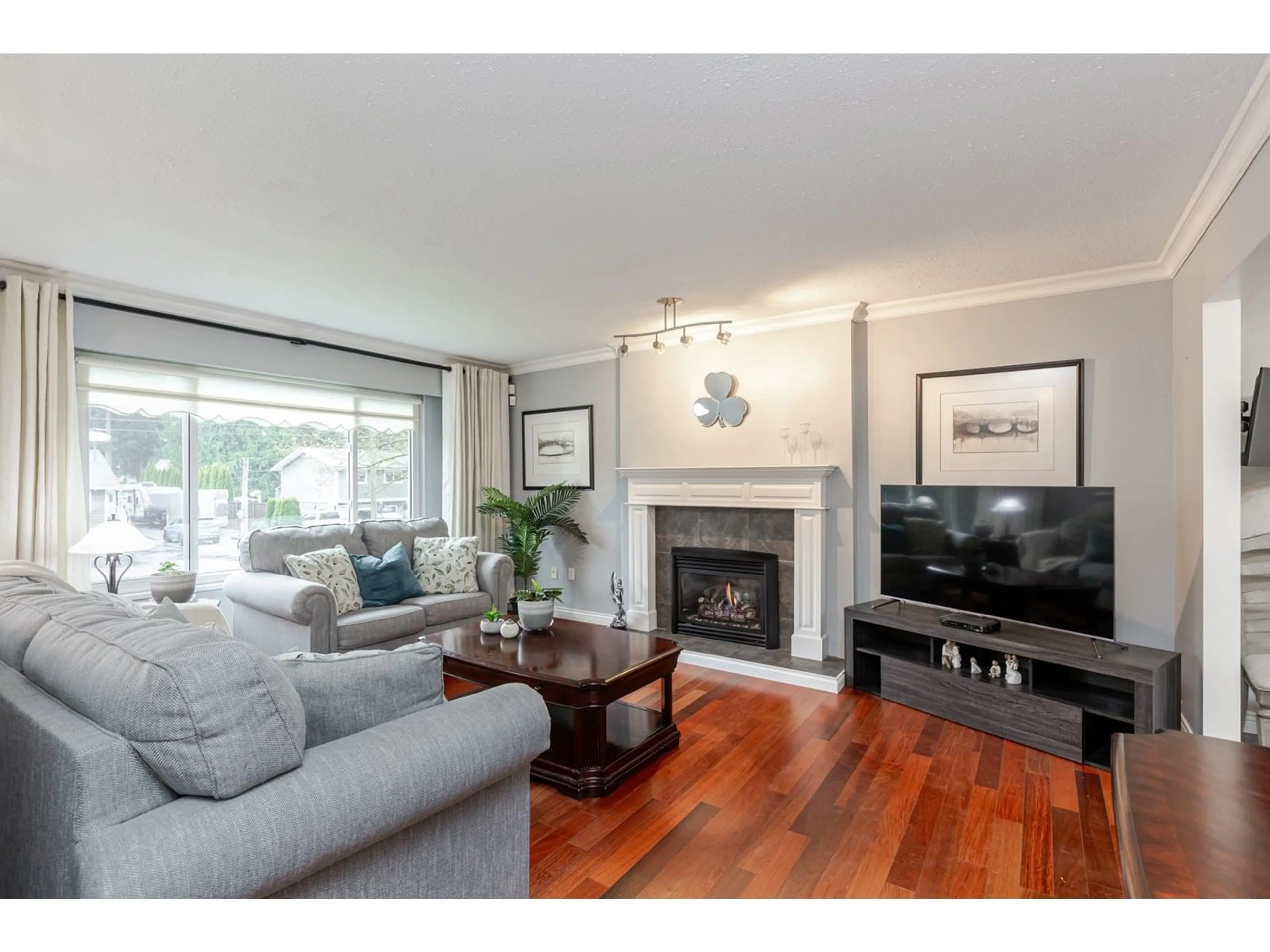 Living room with furniture, wood/laminate floor for 20125 44, Langley British Columbia V3L6A8