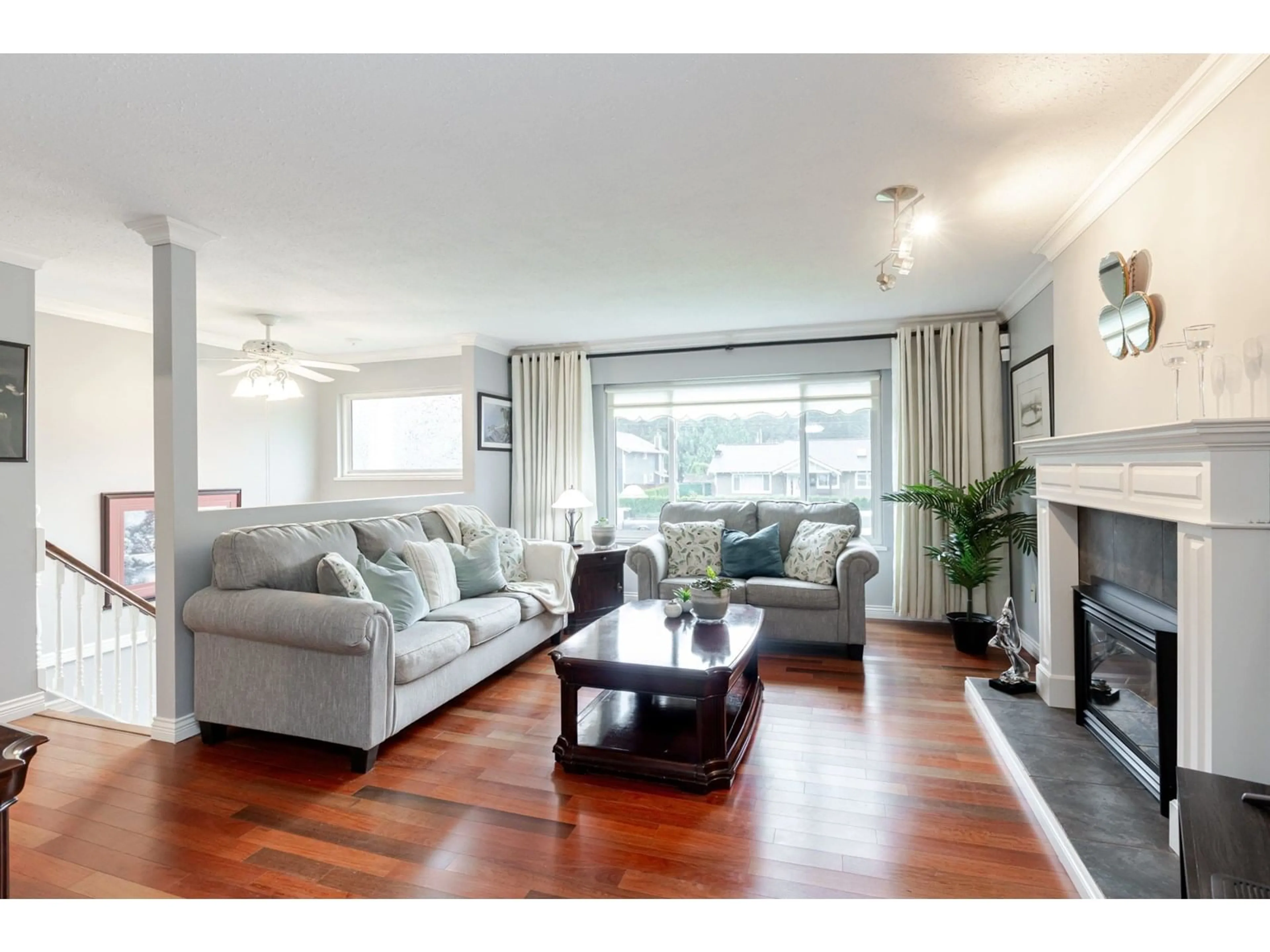 Living room with furniture, wood/laminate floor for 20125 44, Langley British Columbia V3L6A8