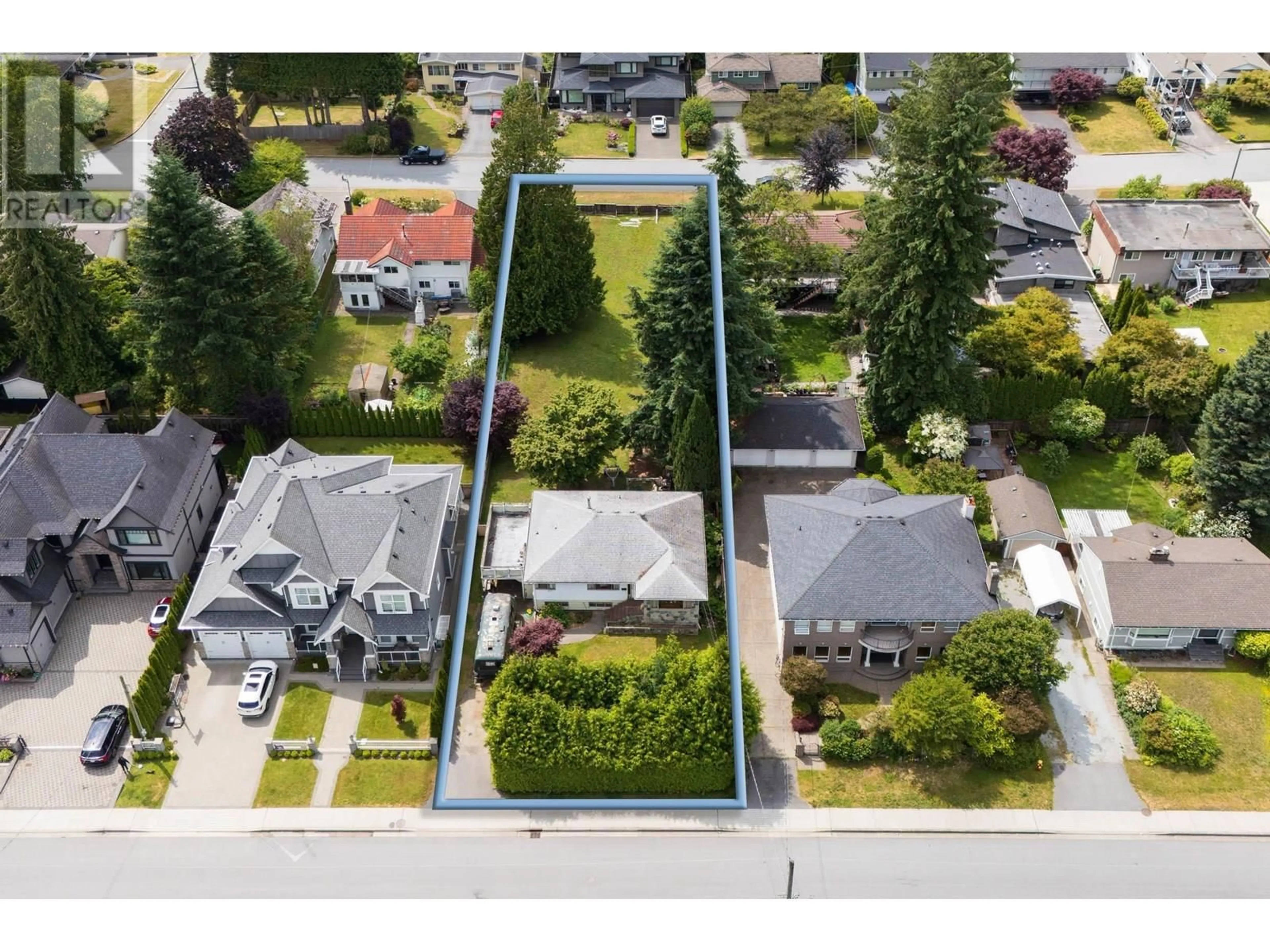 A pic from outside/outdoor area/front of a property/back of a property/a pic from drone, street for 892 MACINTOSH STREET, Coquitlam British Columbia V3J4Z2