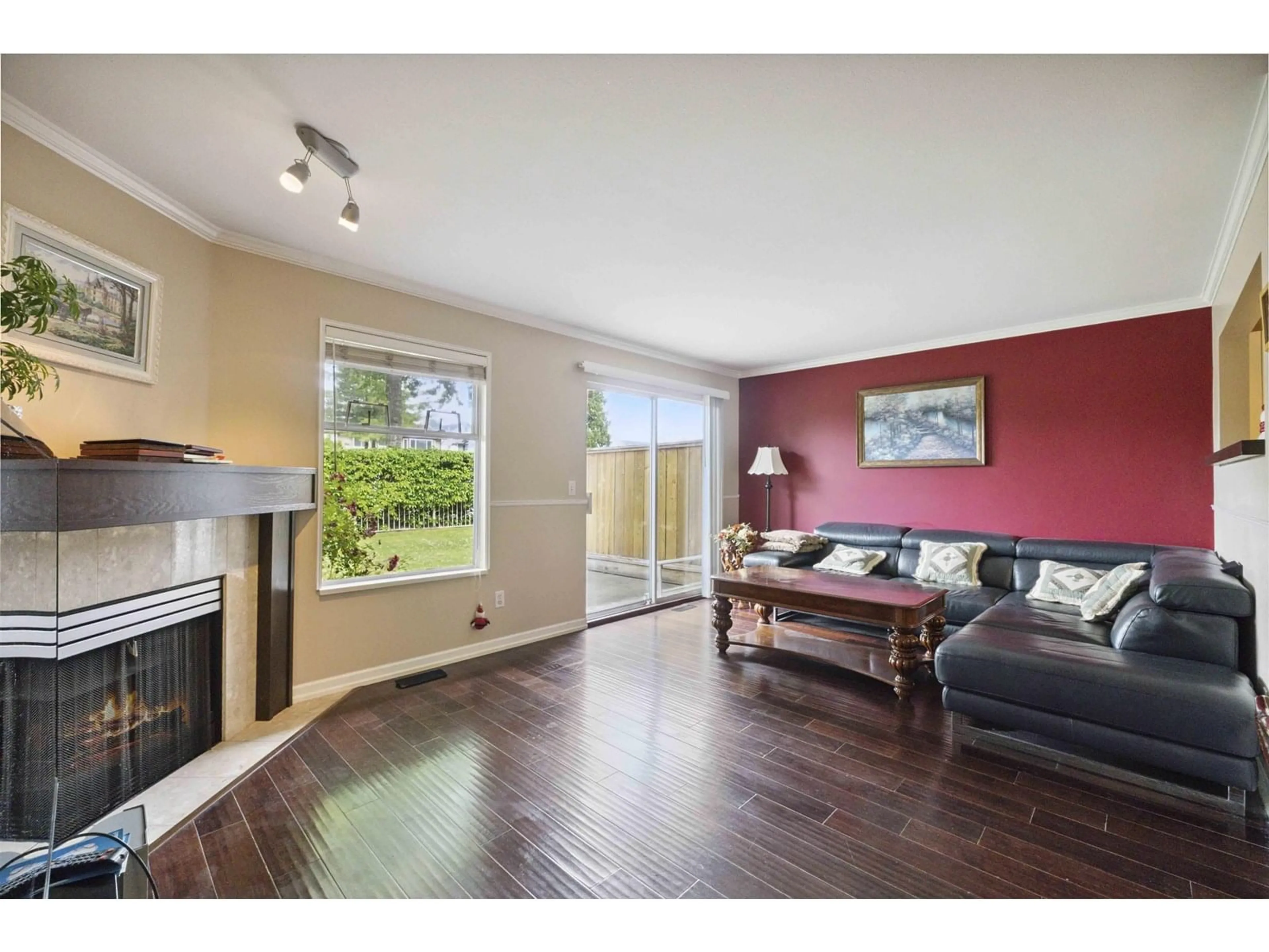 Living room with furniture, wood/laminate floor for 11 - 10038 155, Surrey British Columbia V3R0S2