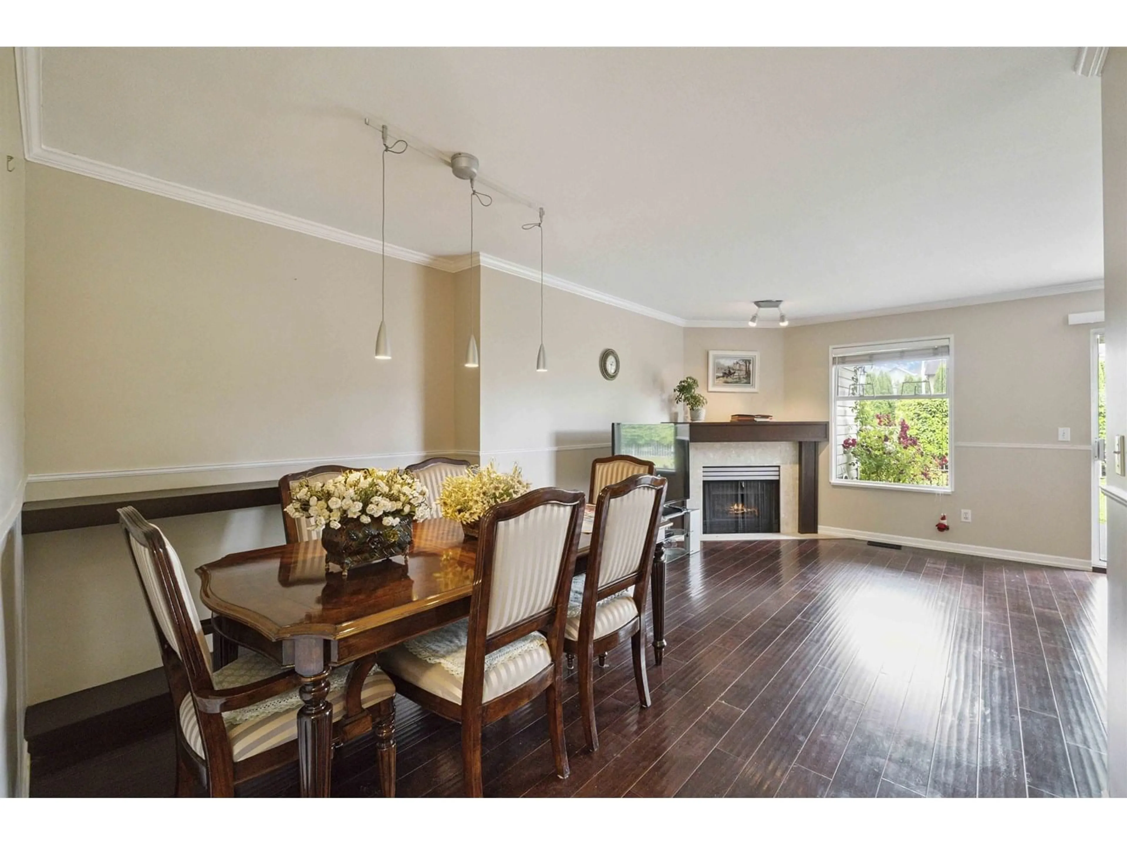 Dining room, wood/laminate floor for 11 - 10038 155, Surrey British Columbia V3R0S2