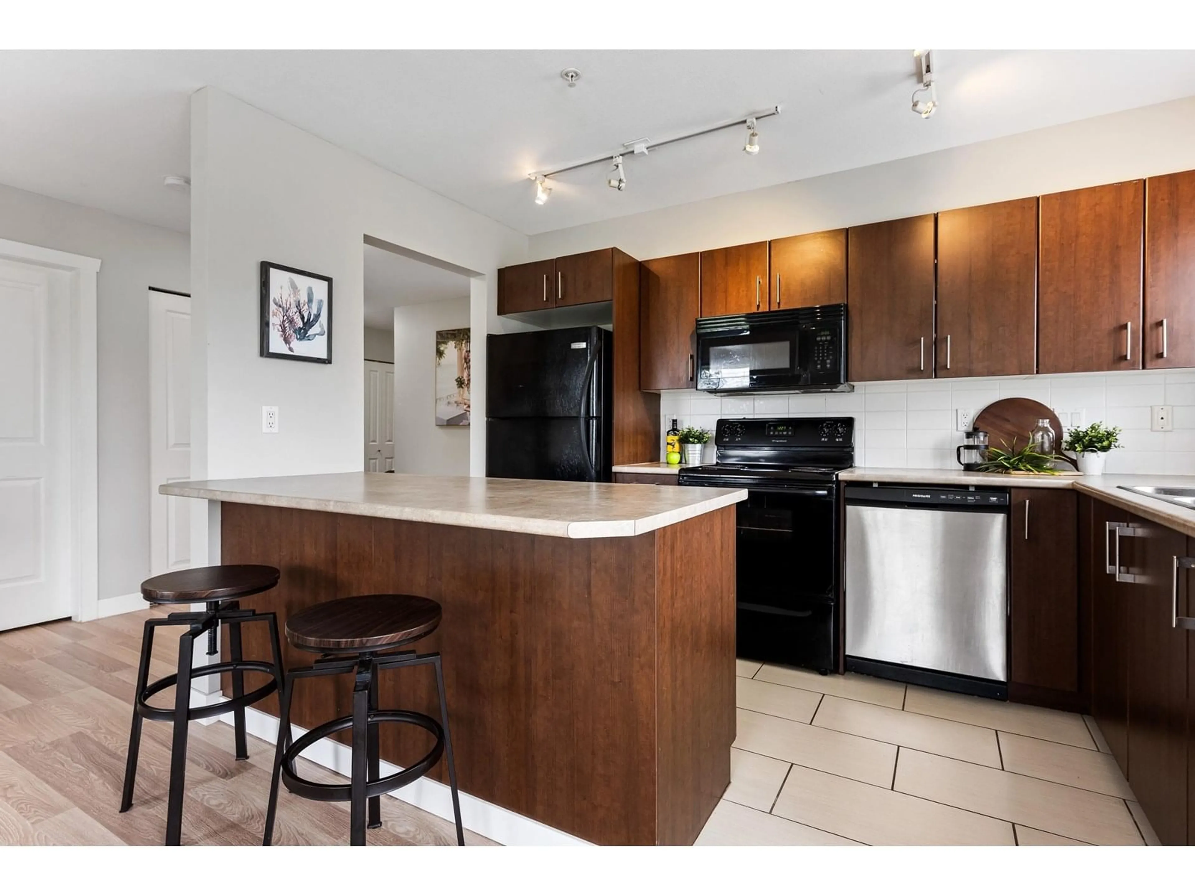 Standard kitchen, unknown for 211 - 45559 YALE ROAD, Chilliwack British Columbia V2P0B1