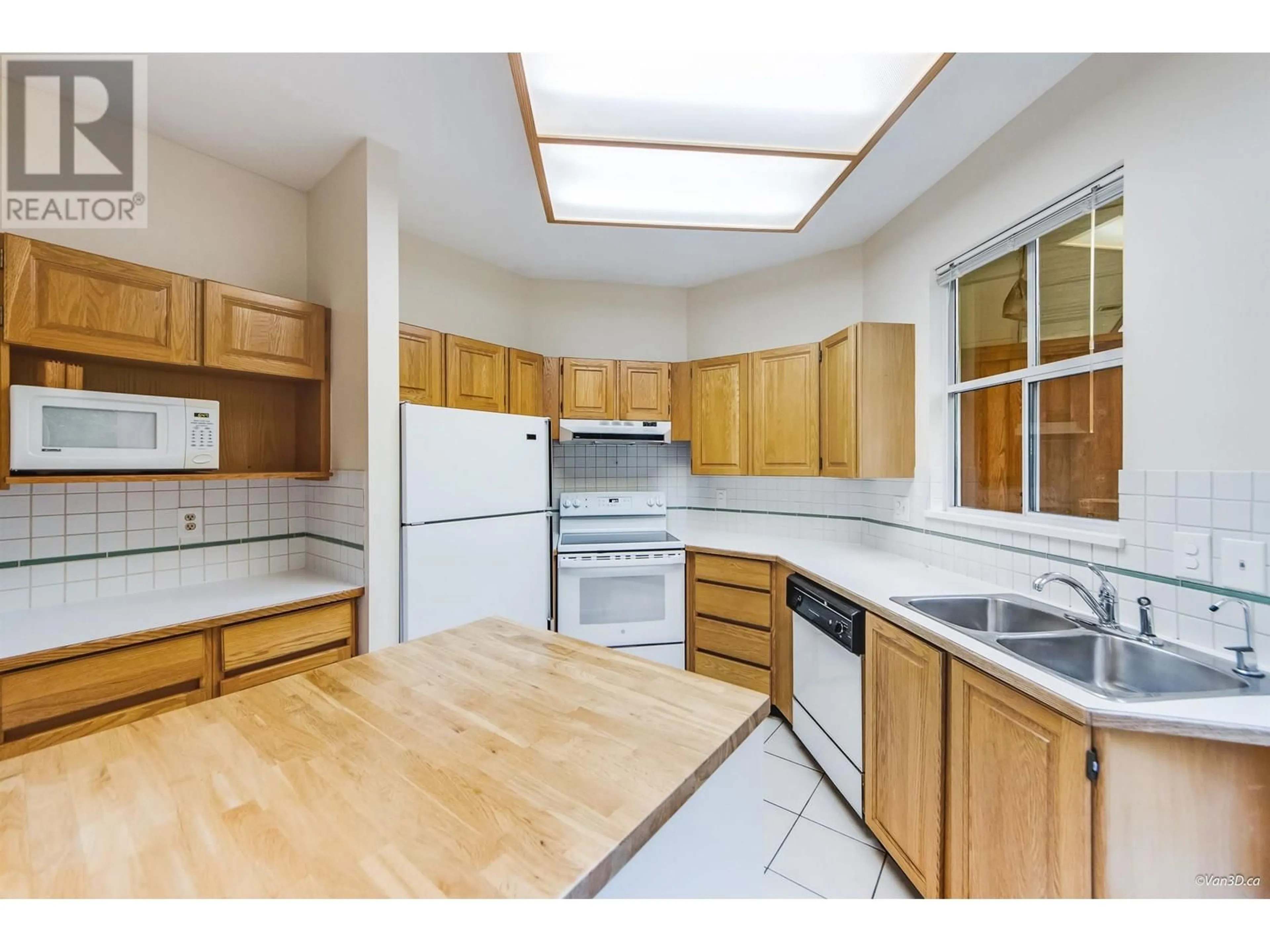 Standard kitchen, unknown for 11 - 5400 PATTERSON AVENUE, Burnaby British Columbia V5H2M5