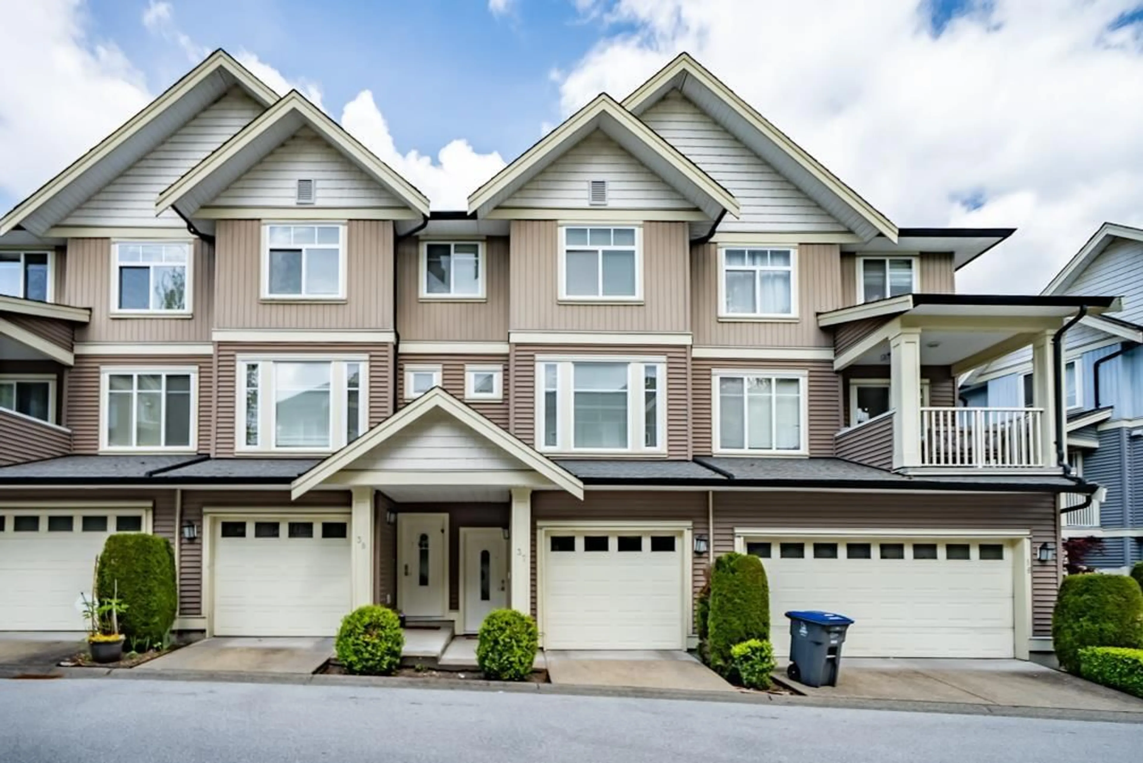 Home with vinyl exterior material, street for 37 - 6575 192, Surrey British Columbia V4N5T8