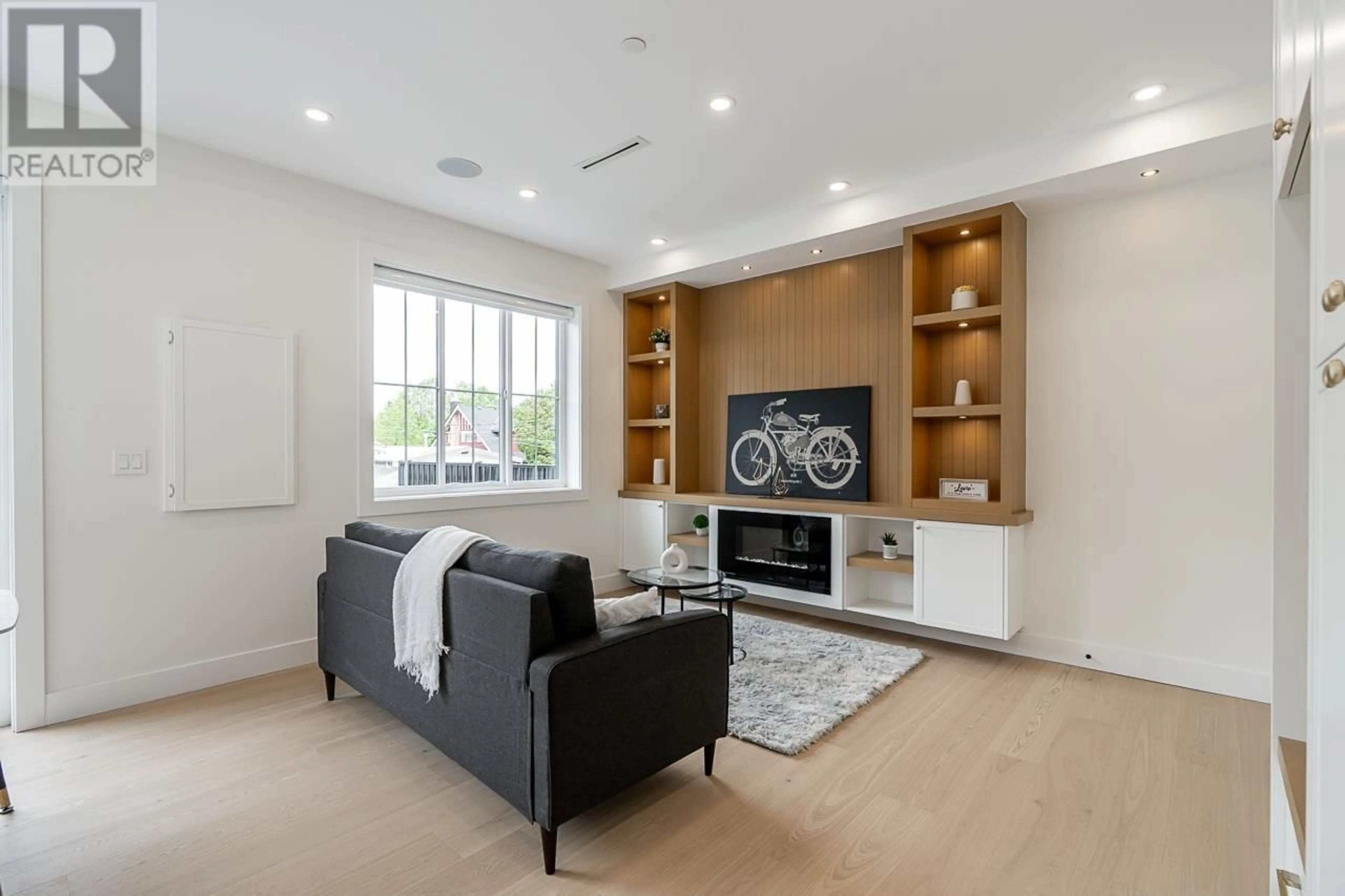 Living room with furniture, wood/laminate floor for 2 - 4855 DUMFRIES STREET, Vancouver British Columbia V5N3T8