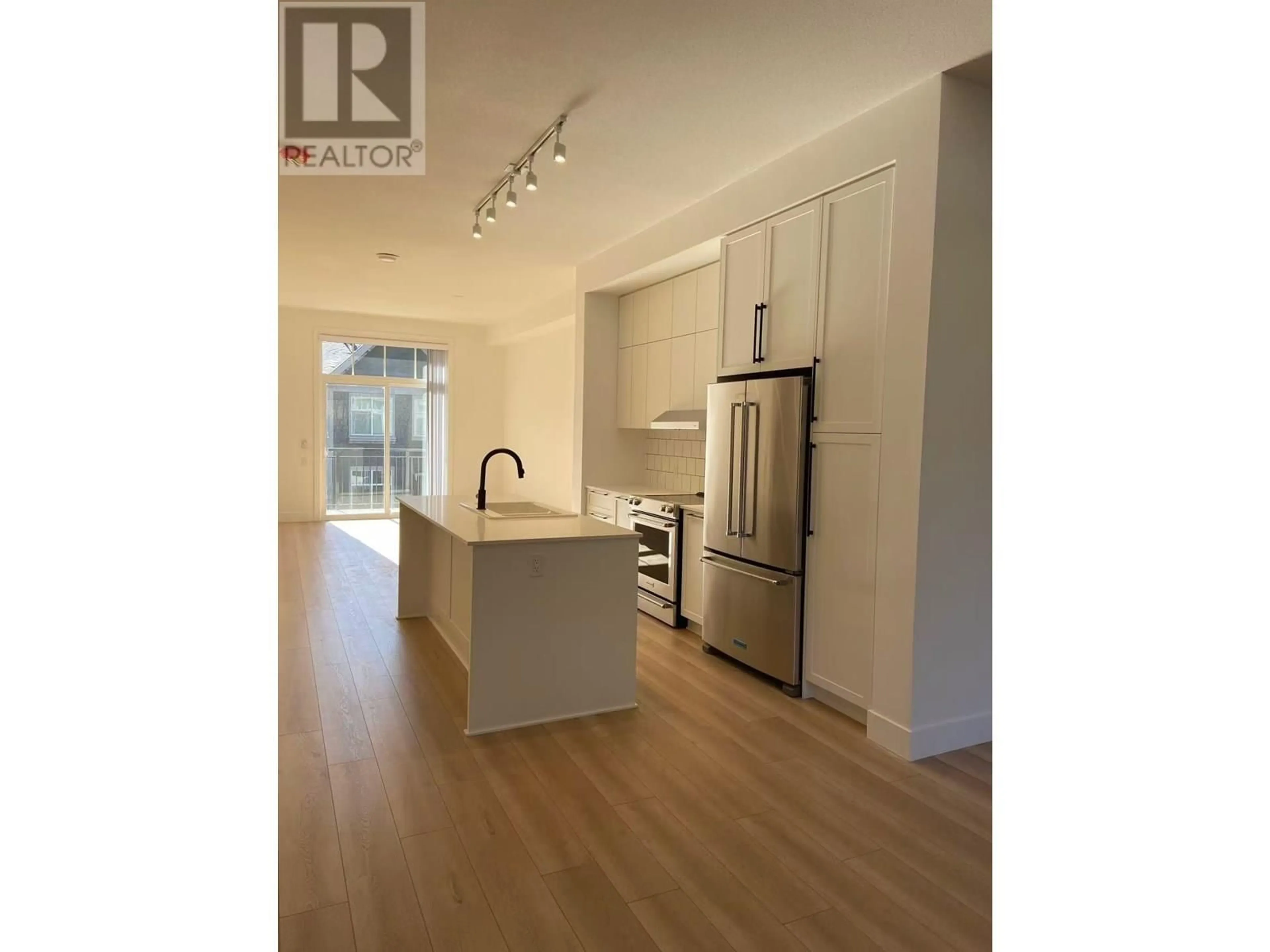 Open concept kitchen, wood/laminate floor for 148 - 3529 BAYCREST AVENUE, Coquitlam British Columbia V3B2W7