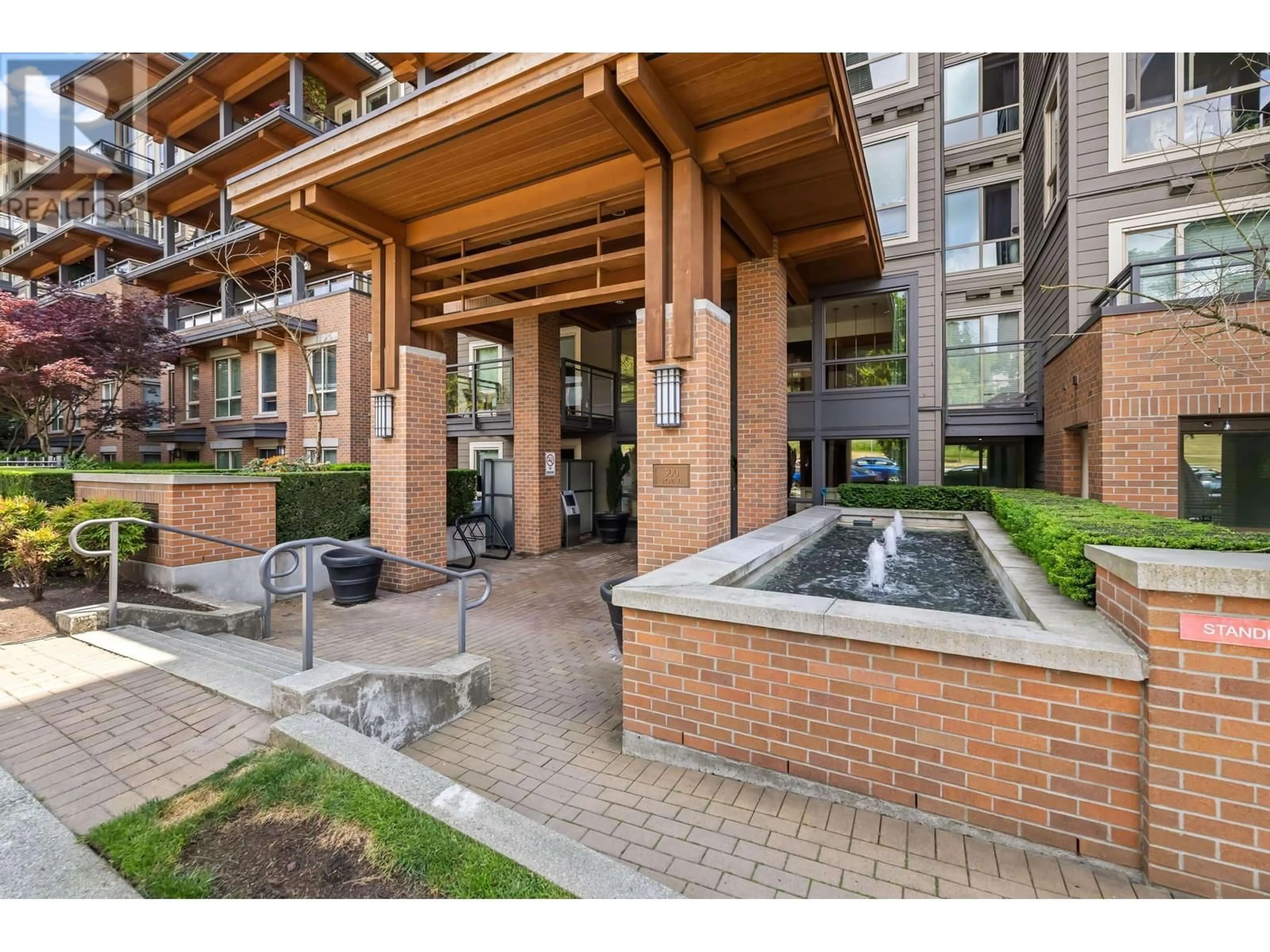 Indoor foyer for 414 - 500 ROYAL AVENUE, New Westminster British Columbia V3L0G5