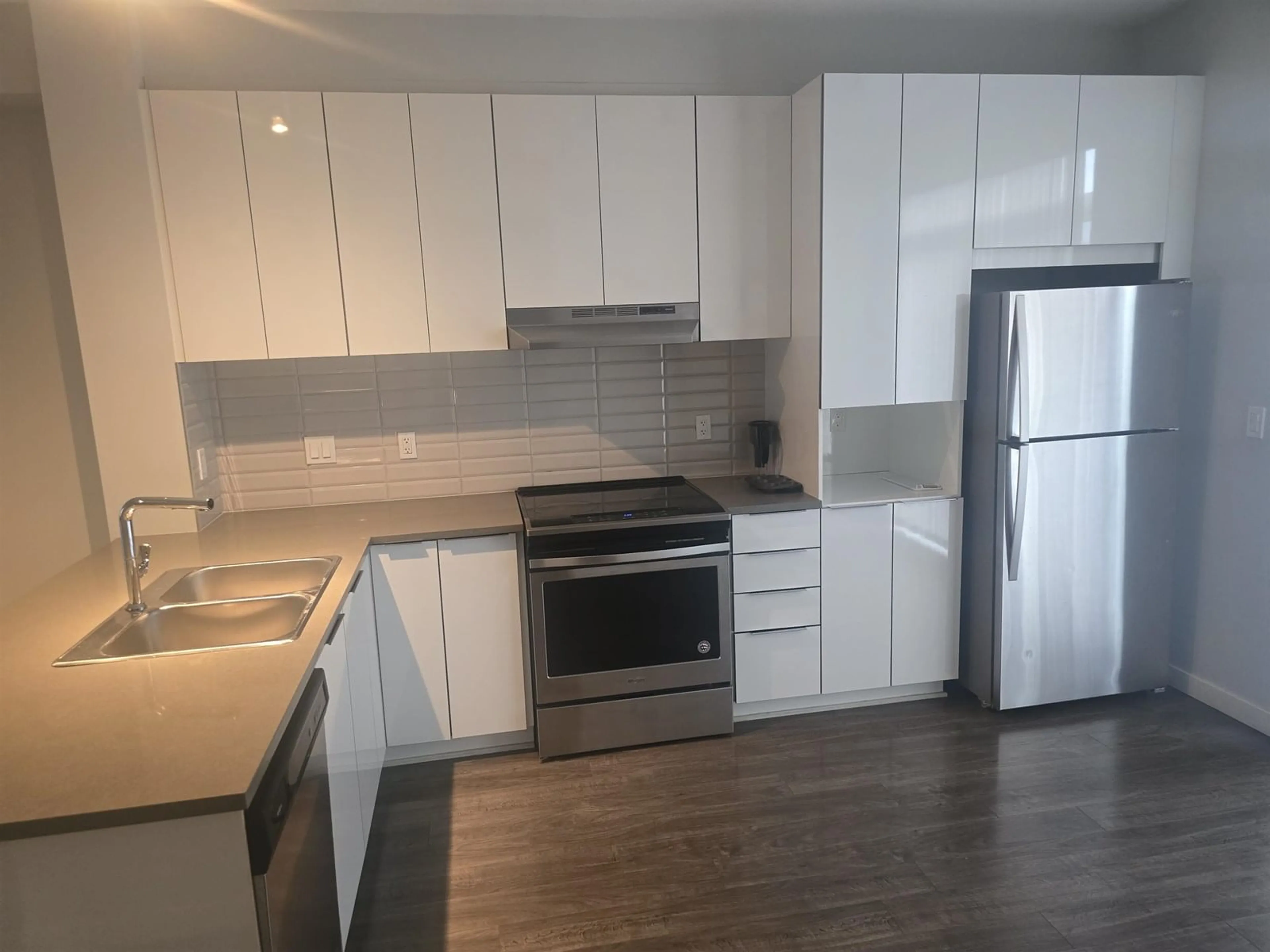 Standard kitchen, wood/laminate floor for 62 - 30930 WESTRIDGE, Abbotsford British Columbia V2T0H6