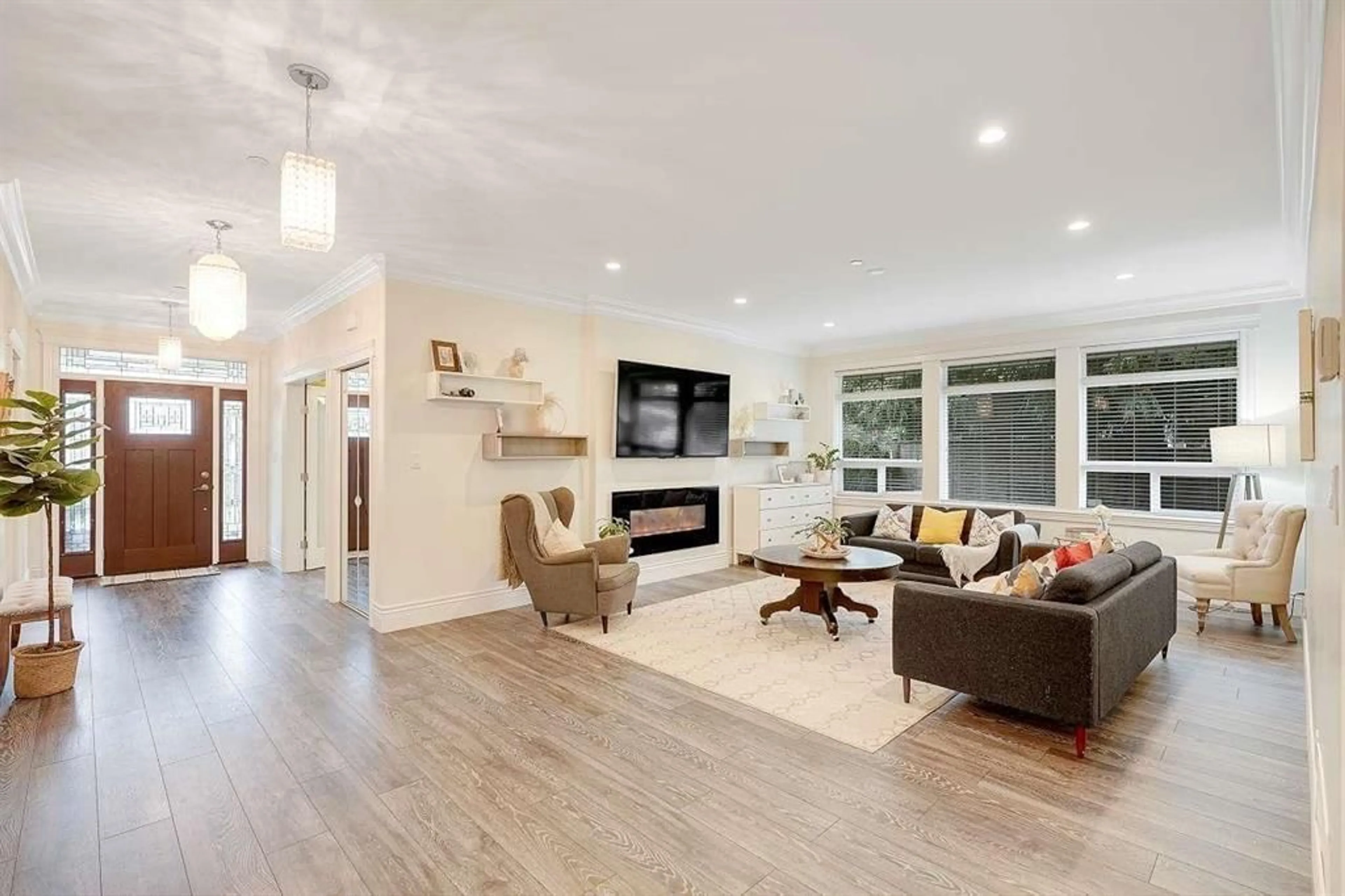 Living room with furniture, wood/laminate floor for 13668 NORTH BLUFF, White Rock British Columbia V4B3B8