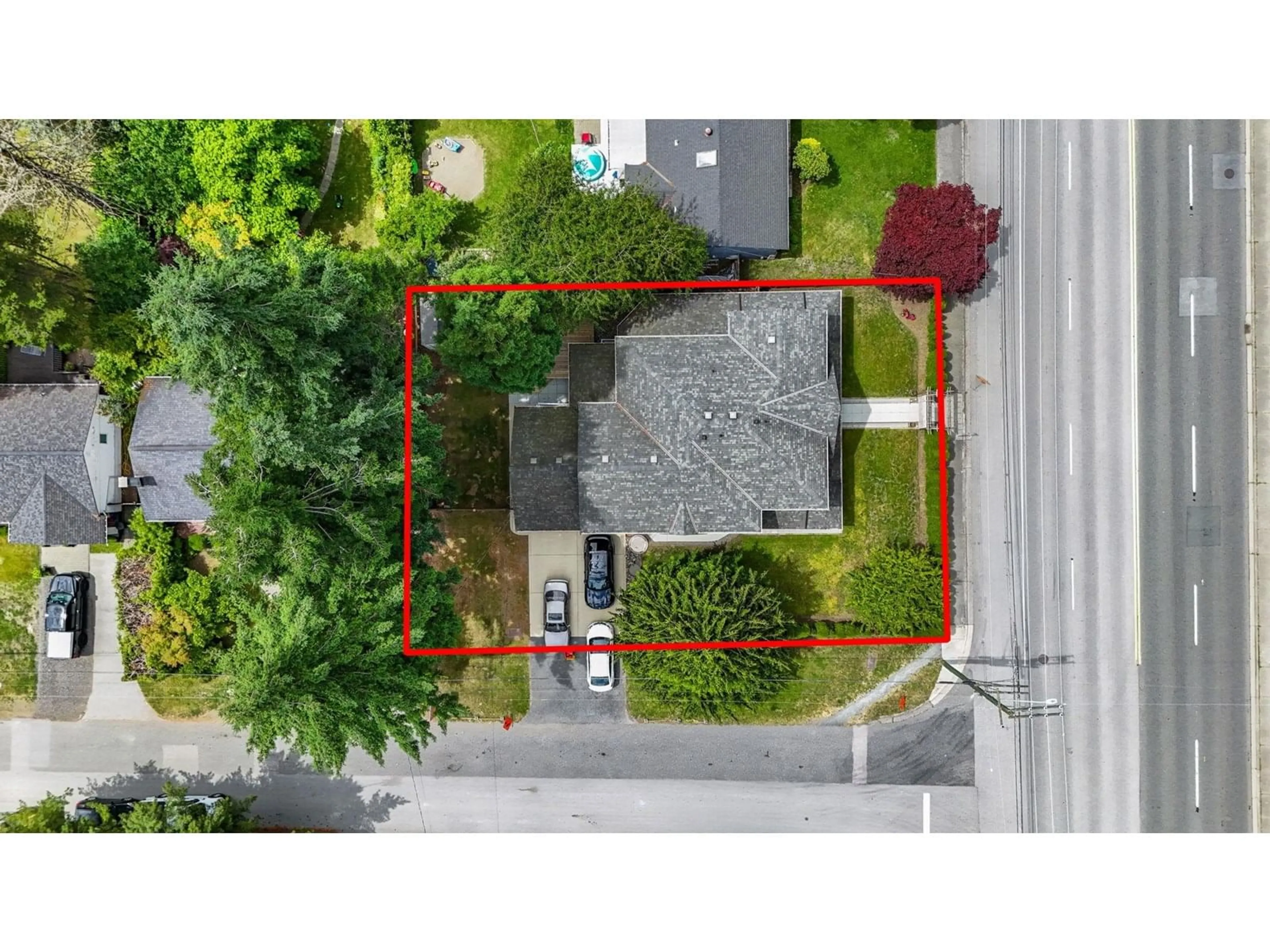 A pic from outside/outdoor area/front of a property/back of a property/a pic from drone, street for 13668 NORTH BLUFF, White Rock British Columbia V4B3B8