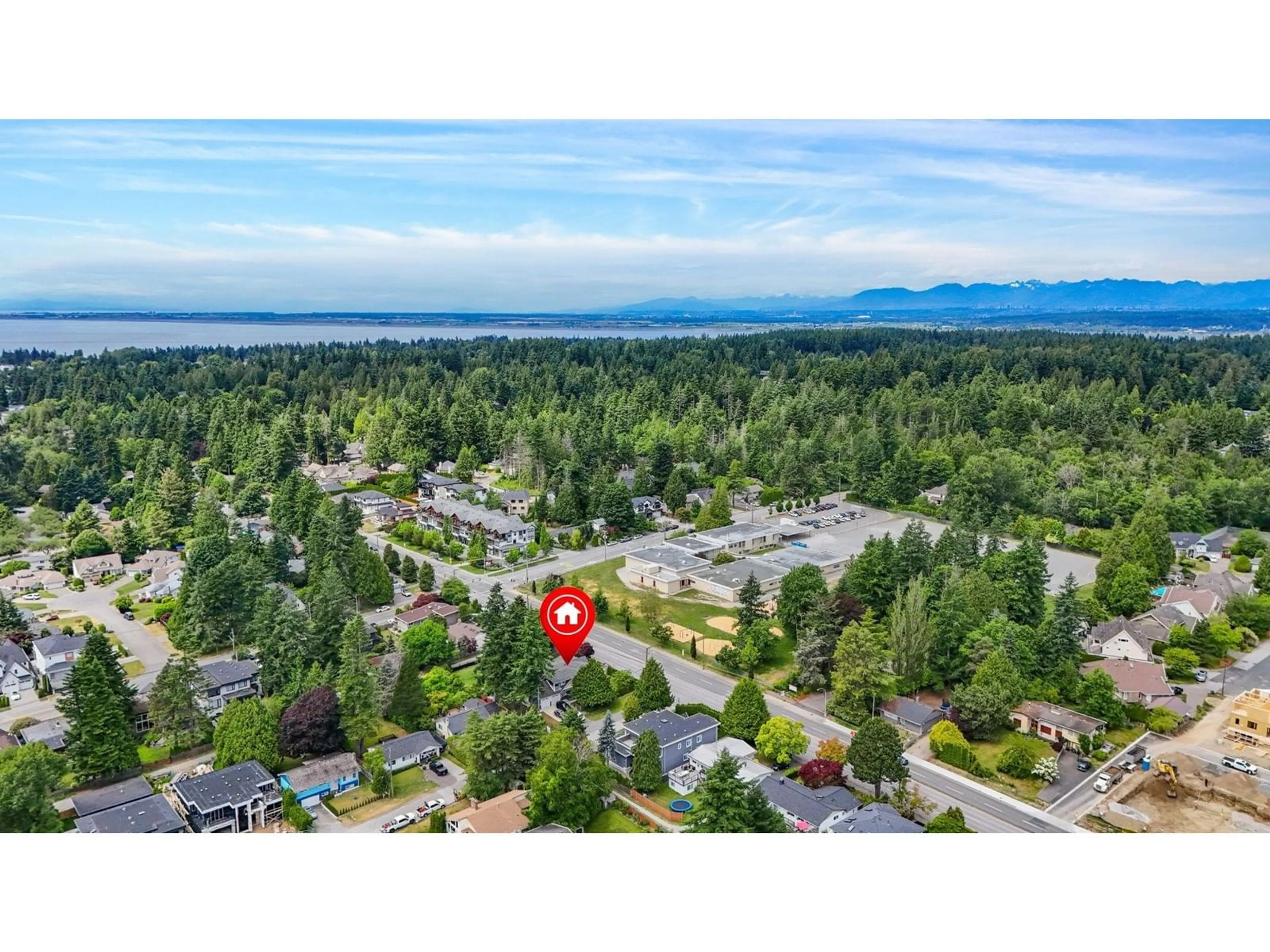 A pic from outside/outdoor area/front of a property/back of a property/a pic from drone, unknown for 13668 NORTH BLUFF, White Rock British Columbia V4B3B8