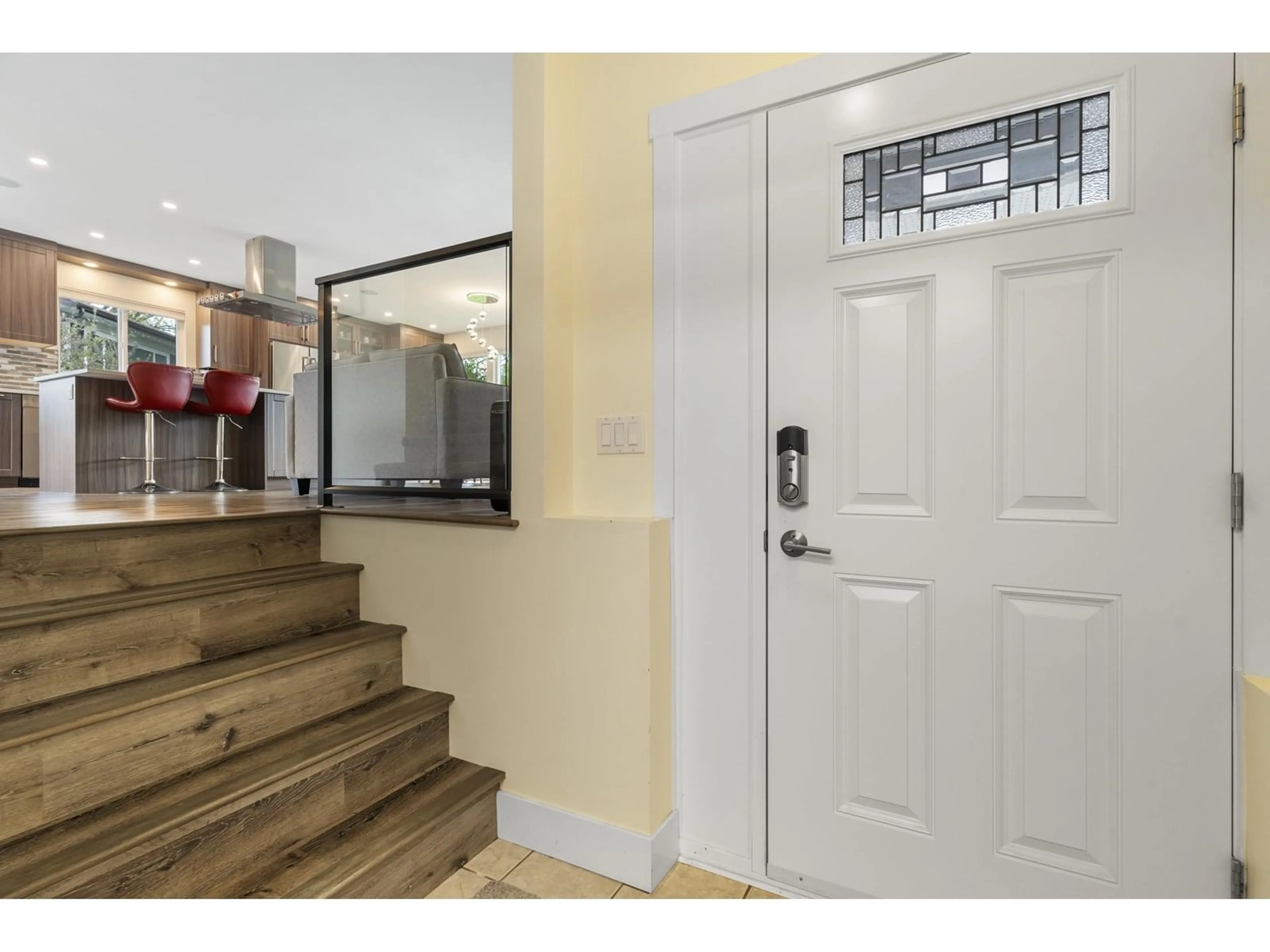 Indoor entryway for 7366 141, Surrey British Columbia V3W7L1