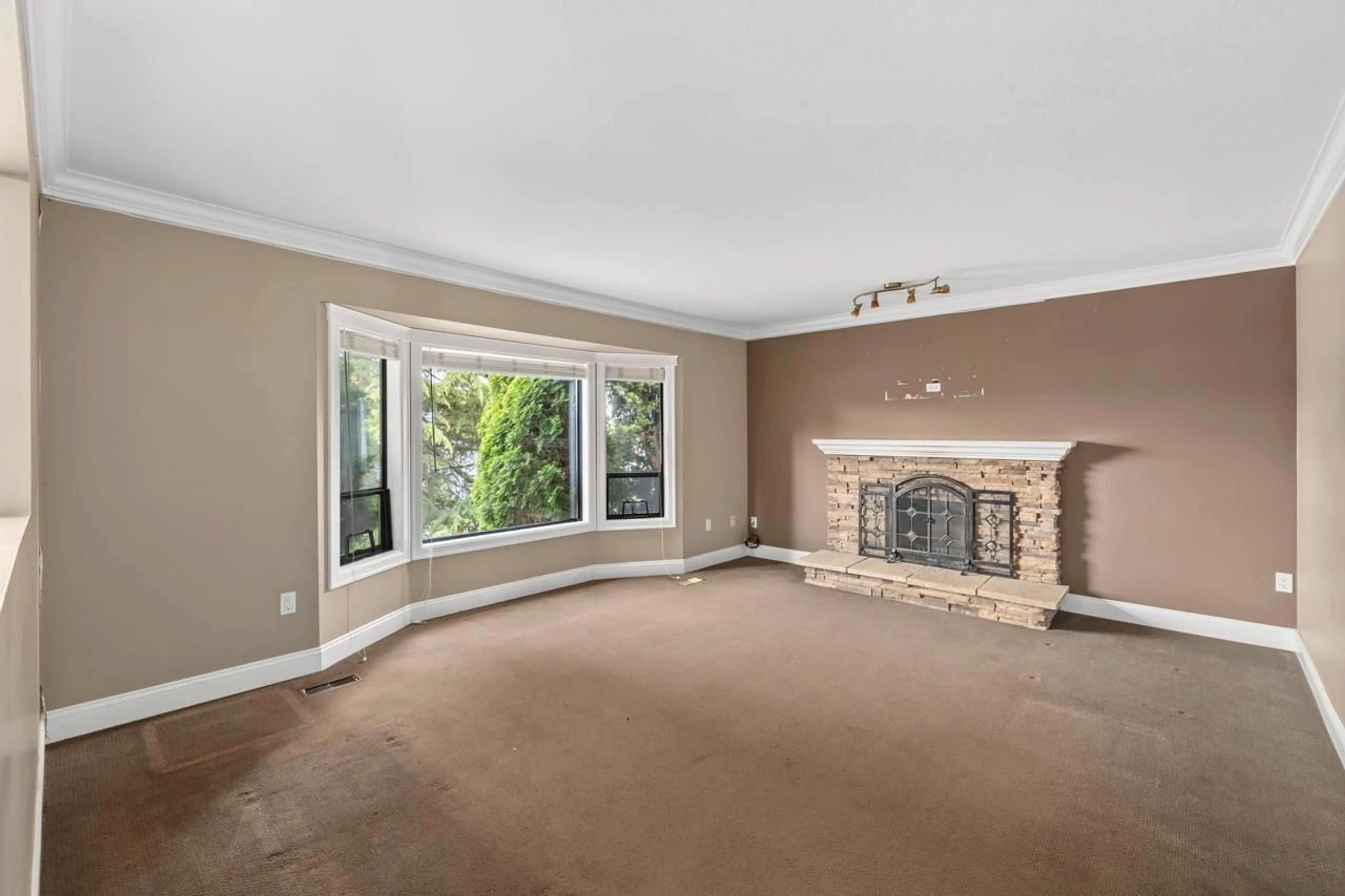 Living room with furniture, carpet floor for 21220 93A, Langley British Columbia V1M1M5