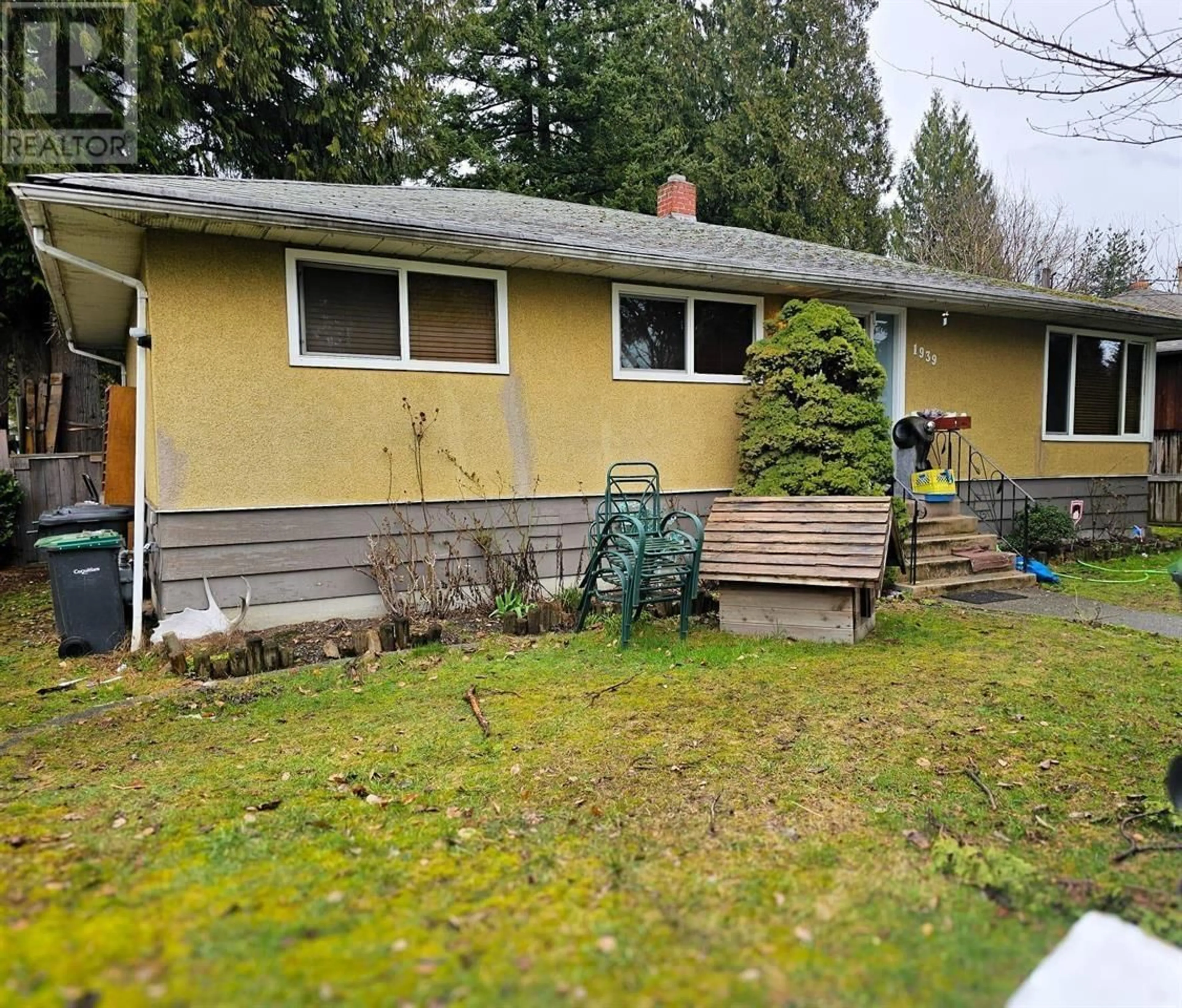 A pic from outside/outdoor area/front of a property/back of a property/a pic from drone, street for 1939 WESTMINSTER AVENUE, Port Coquitlam British Columbia V3B1E7
